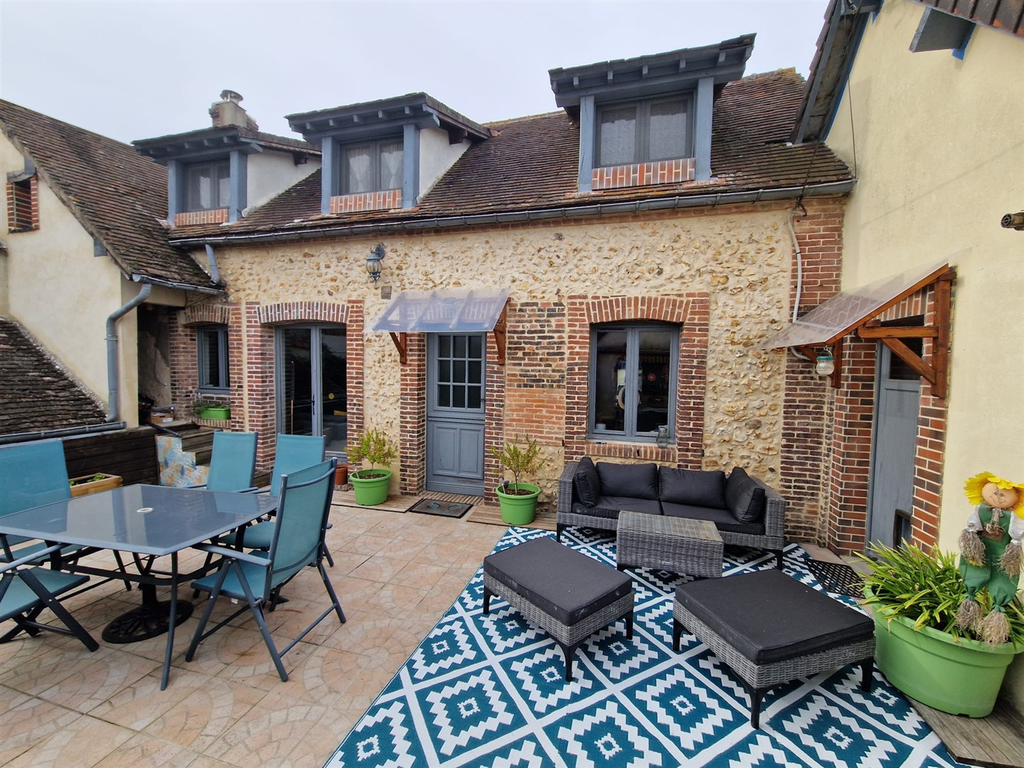 Vivez le confort et la convivialité dans cette charmante maison familiale entièrement meublée !LA MADELEINE DE NONANCOURT