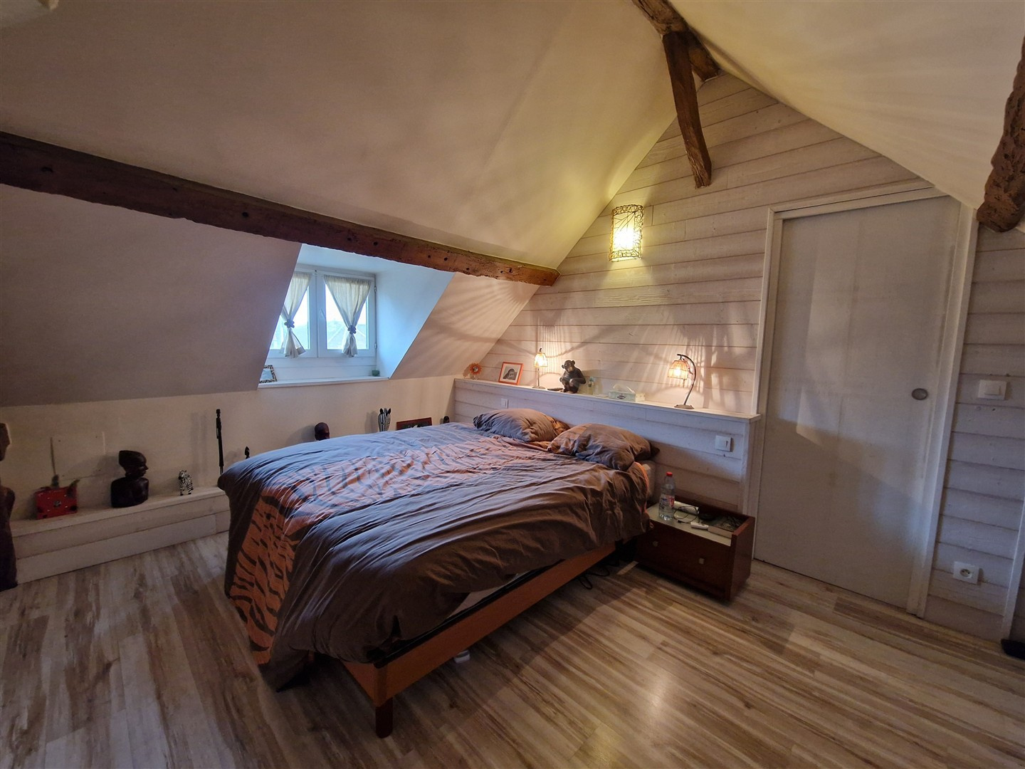 Vivez le confort et la convivialité dans cette charmante maison familiale entièrement meublée !LA MADELEINE DE NONANCOURT