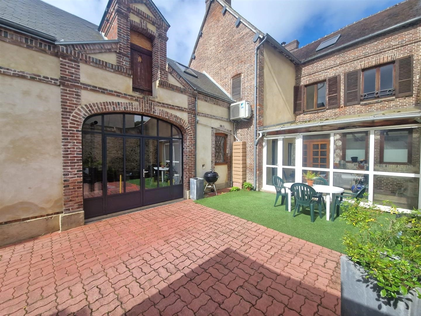 Un cadre de vie privilégié, alliant tranquillité et proximité immédiate des commodités.NONANCOURT