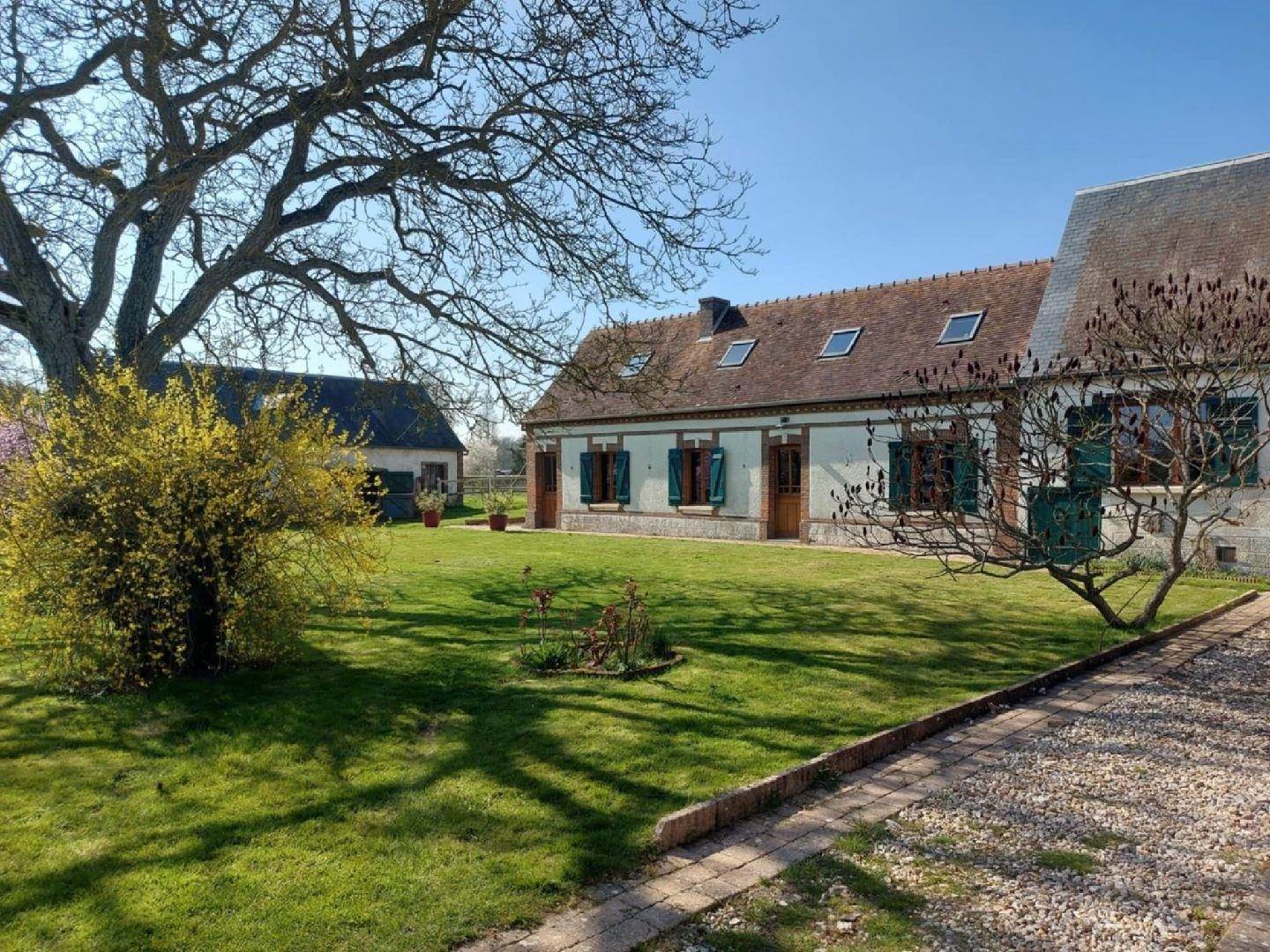 RAVISSANTE PROPRIETE ANCIENNE RÉNOVÉE SITUÉE DANS UN ENVIRONNEMENT CALME et décomposée de la manière suivanteNONANCOURT