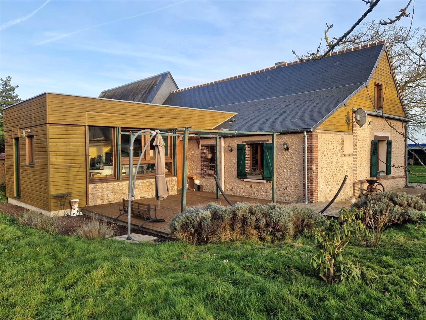 RAVISSANTE PROPRIETE ANCIENNE RÉNOVÉE SITUÉE DANS UN ENVIRONNEMENT CALME et décomposée de la manière suivanteNONANCOURT