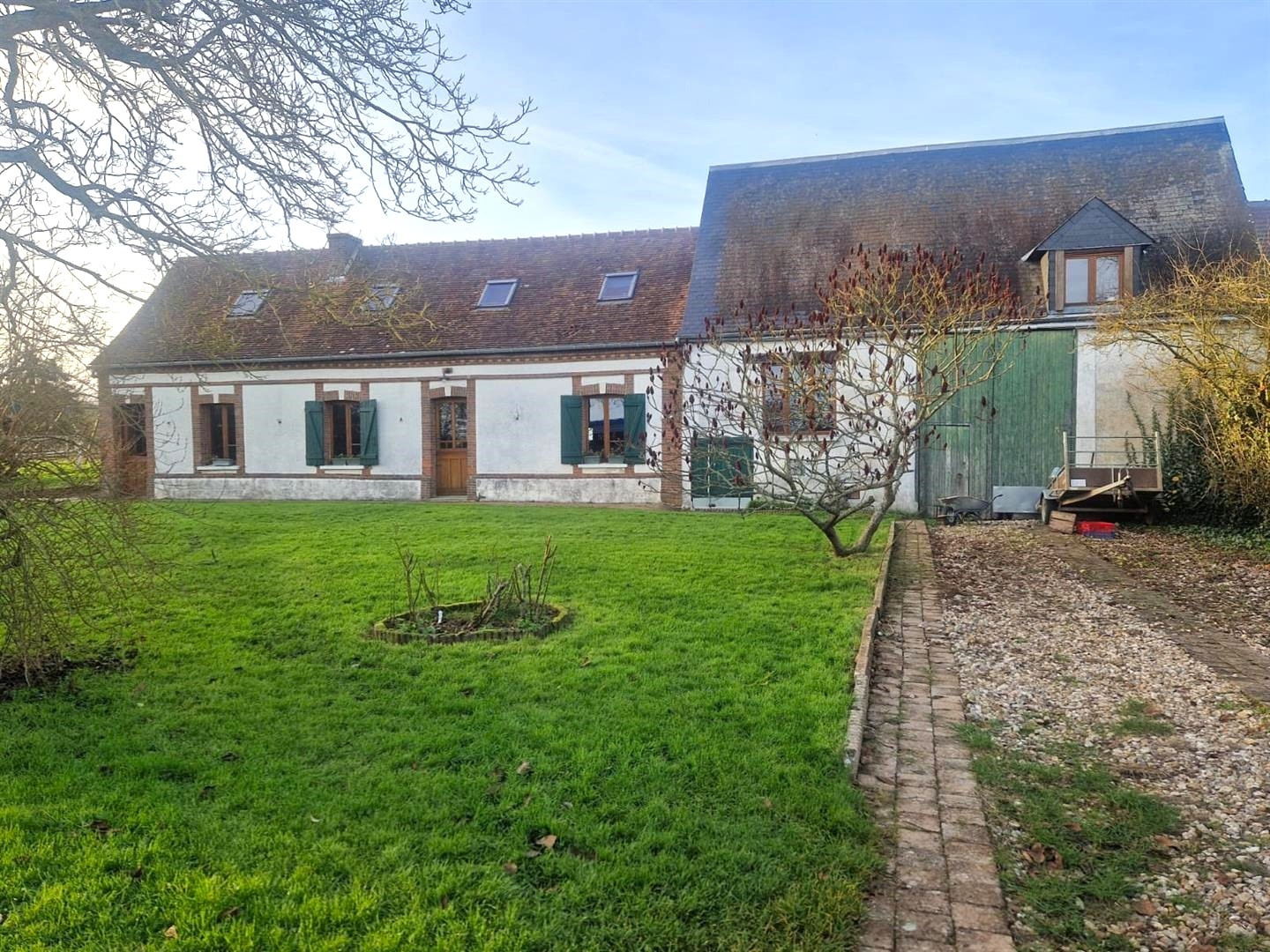 RAVISSANTE PROPRIETE ANCIENNE RÉNOVÉE SITUÉE DANS UN ENVIRONNEMENT CALME et décomposée de la manière suivanteNONANCOURT