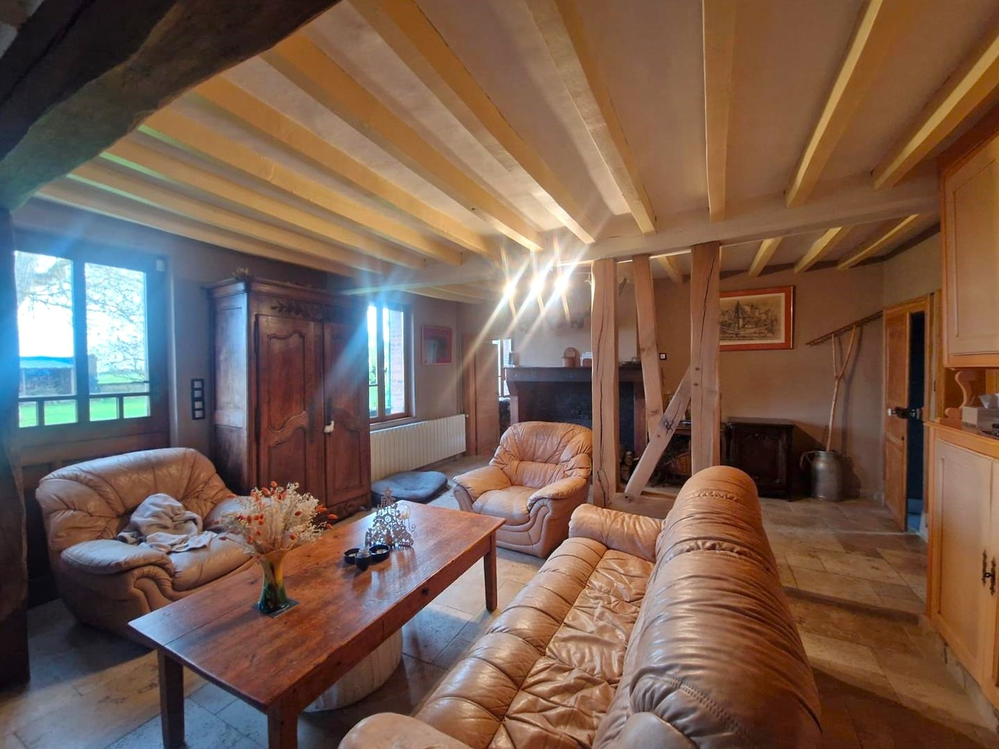 RAVISSANTE PROPRIETE ANCIENNE RÉNOVÉE SITUÉE DANS UN ENVIRONNEMENT CALME et décomposée de la manière suivanteNONANCOURT