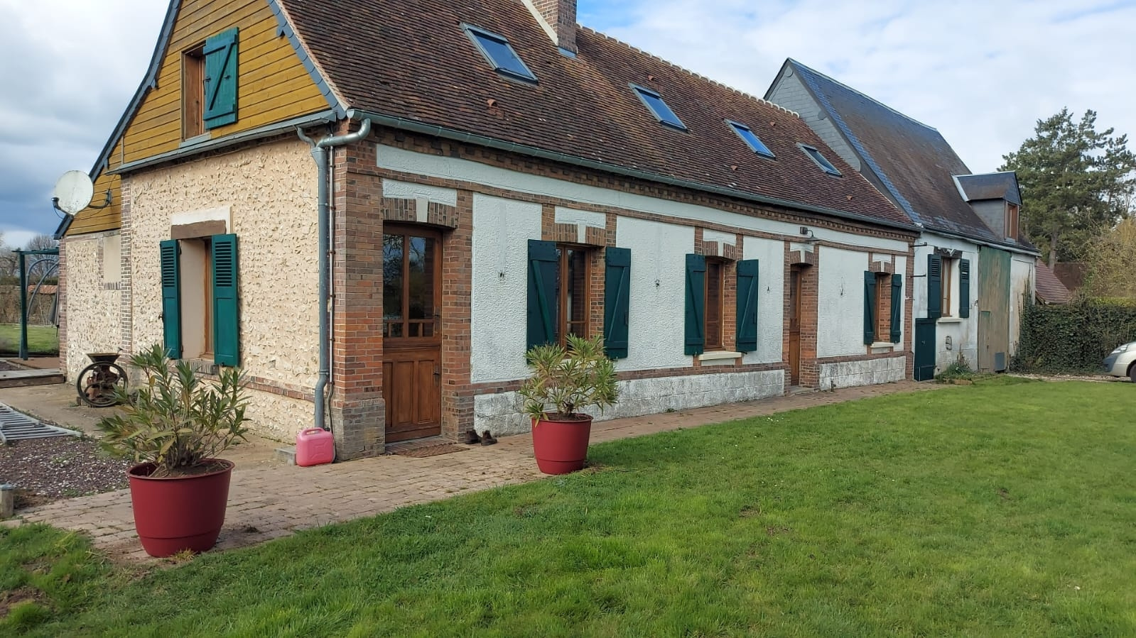 RAVISSANTE PROPRIETE ANCIENNE RÉNOVÉE SITUÉE DANS UN ENVIRONNEMENT CALME et décomposée de la manière suivanteNONANCOURT