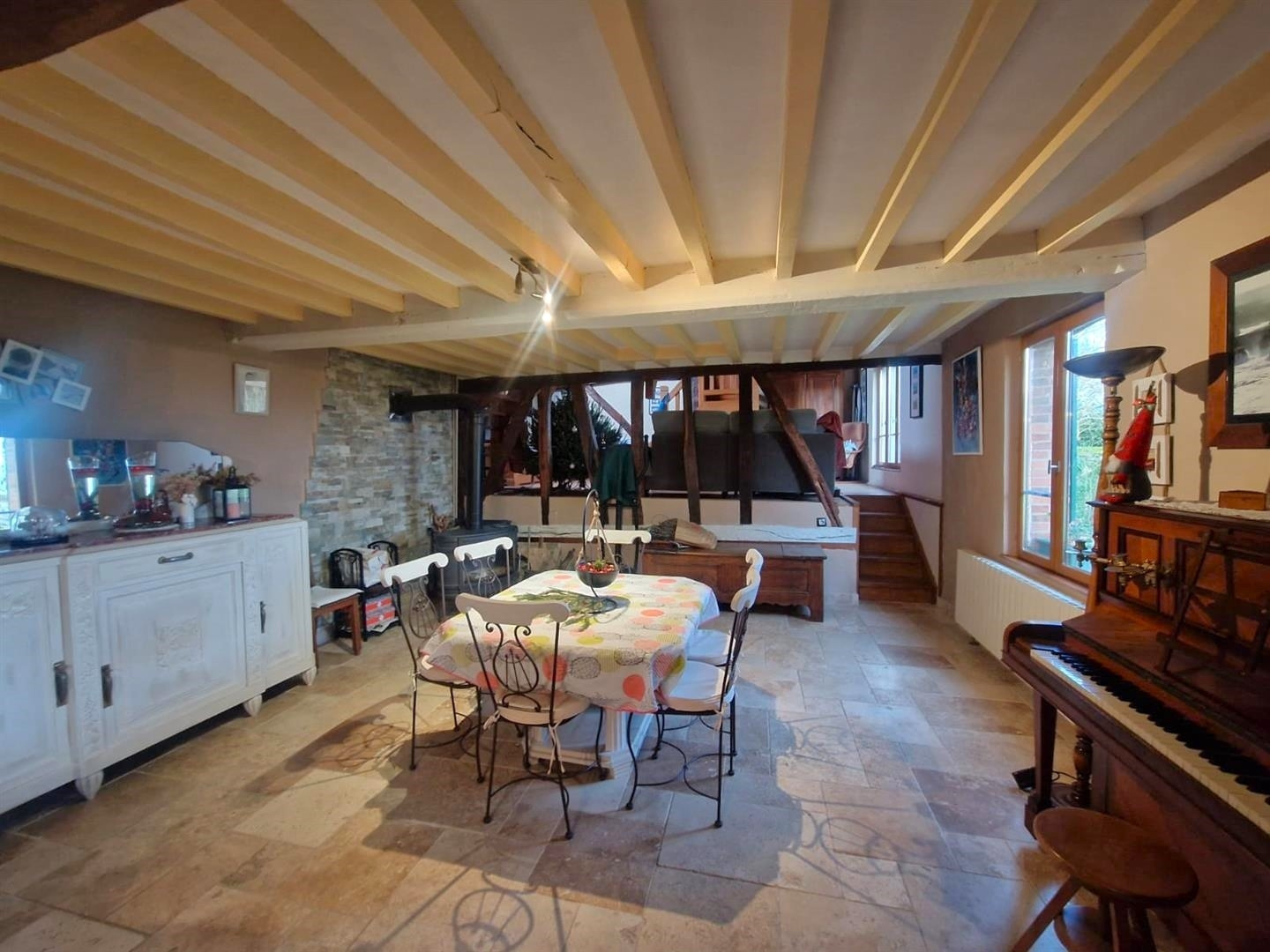 RAVISSANTE PROPRIETE ANCIENNE RÉNOVÉE SITUÉE DANS UN ENVIRONNEMENT CALME et décomposée de la manière suivanteNONANCOURT