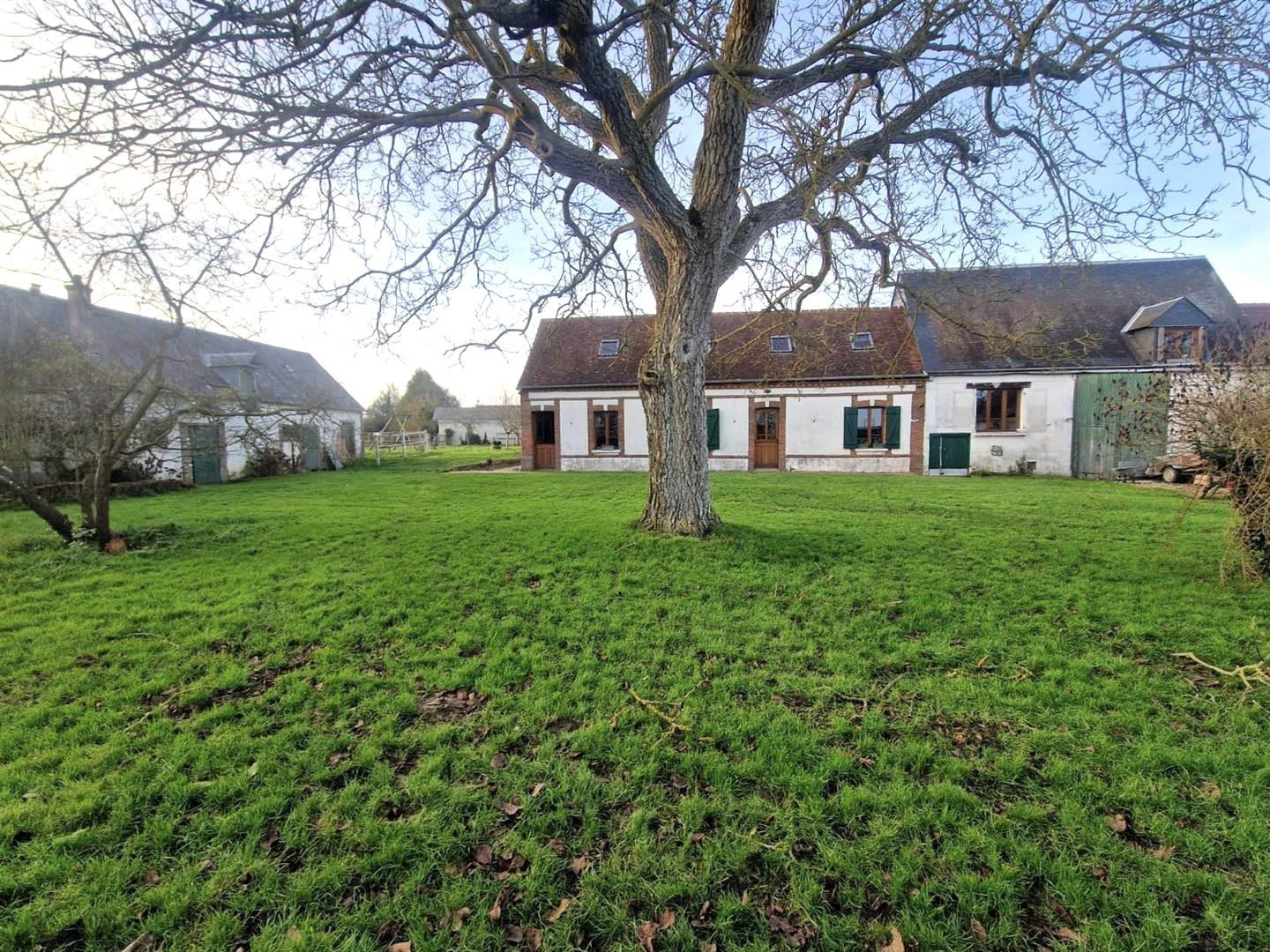 RAVISSANTE PROPRIETE ANCIENNE RÉNOVÉE SITUÉE DANS UN ENVIRONNEMENT CALME et décomposée de la manière suivanteNONANCOURT