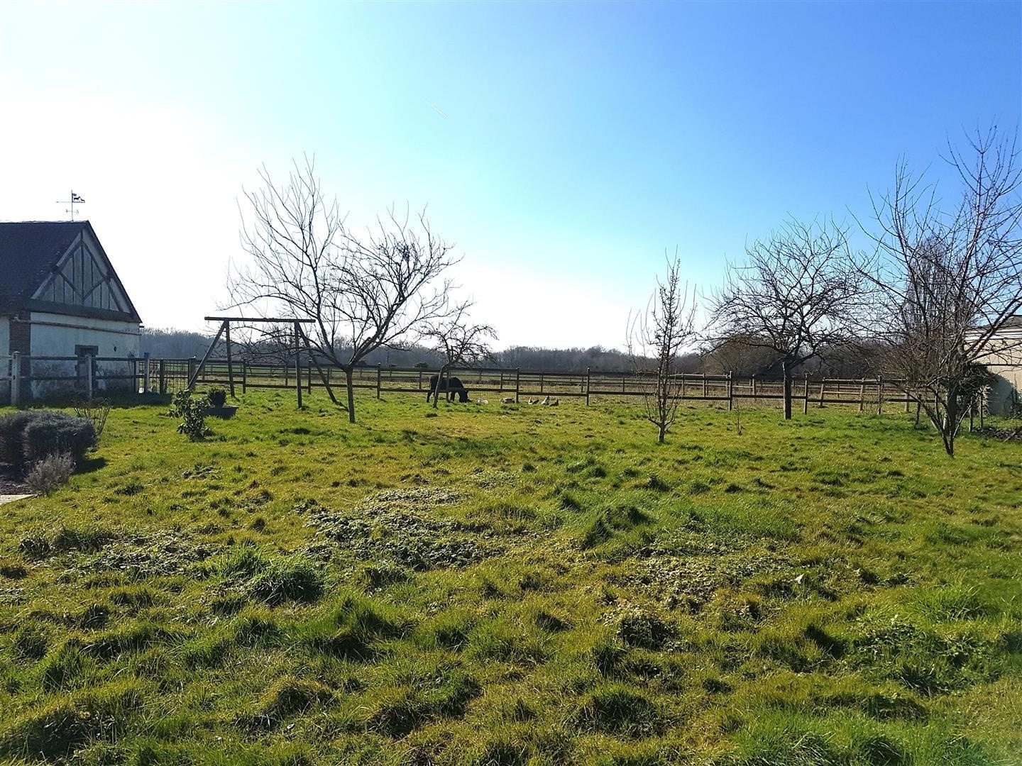 RAVISSANTE PROPRIETE ANCIENNE RÉNOVÉE SITUÉE DANS UN ENVIRONNEMENT CALME et décomposée de la manière suivanteNONANCOURT