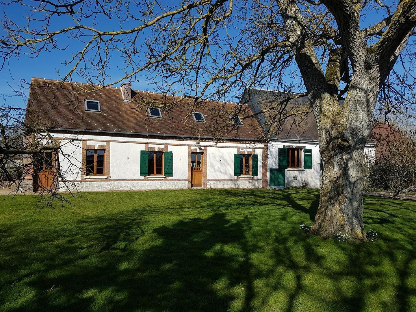 RAVISSANTE PROPRIETE ANCIENNE RÉNOVÉE SITUÉE DANS UN ENVIRONNEMENT CALME et décomposée de la manière suivanteNONANCOURT