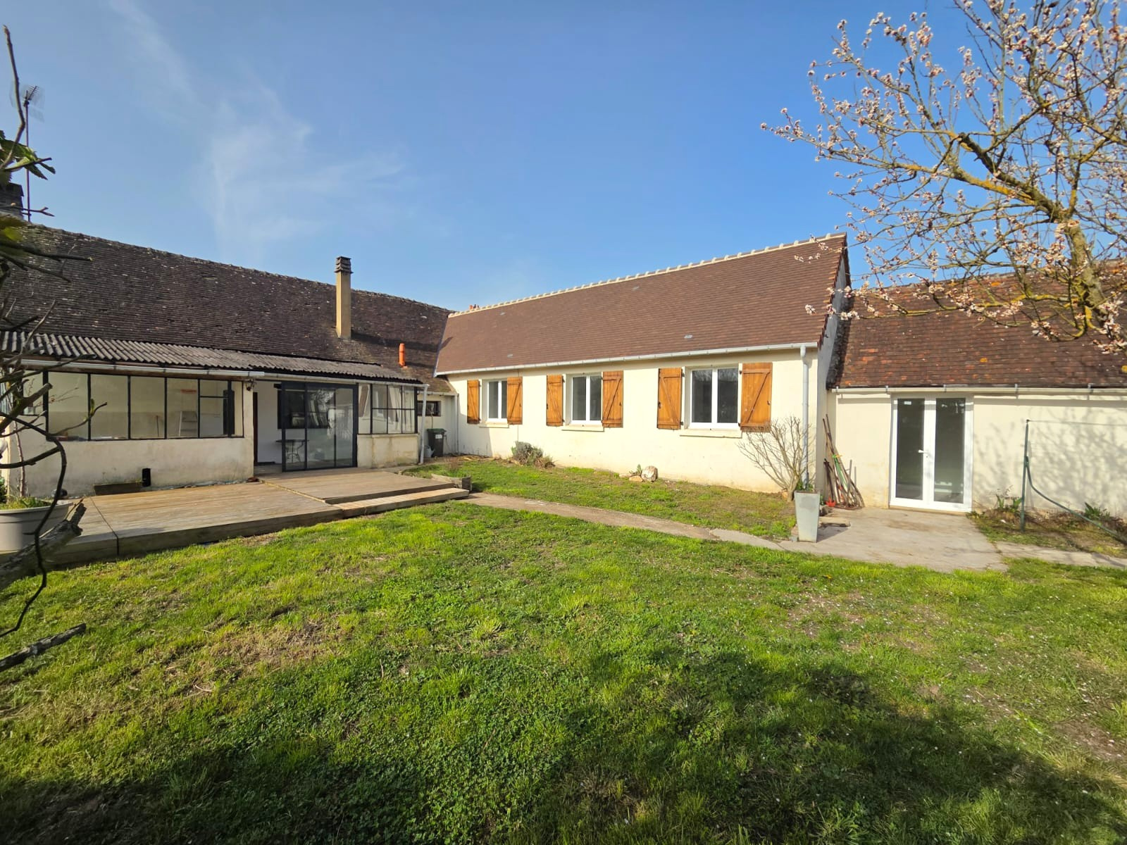 RAVISSANTE MAISON ANCIENNE SITUÉE EN COEUR DE VILLESAINT LUBIN DES JONCHERETS