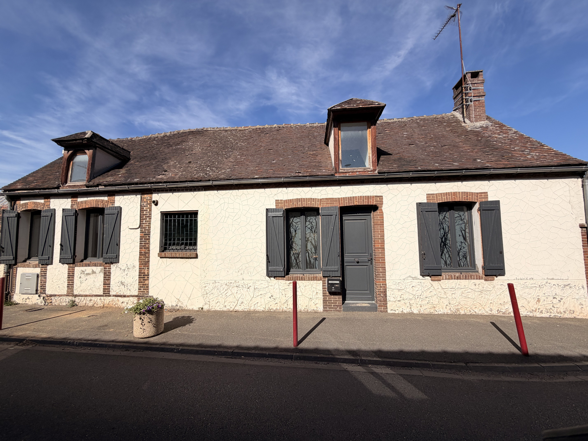 RAVISSANTE MAISON ANCIENNE SITUÉE EN COEUR DE VILLESAINT LUBIN DES JONCHERETS