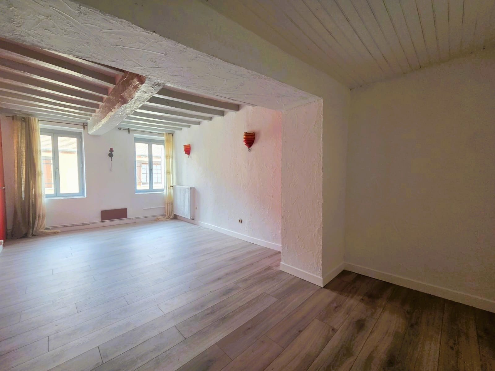 RAVISSANTE MAISON ANCIENNE SITUÉE EN COEUR DE VILLESAINT LUBIN DES JONCHERETS