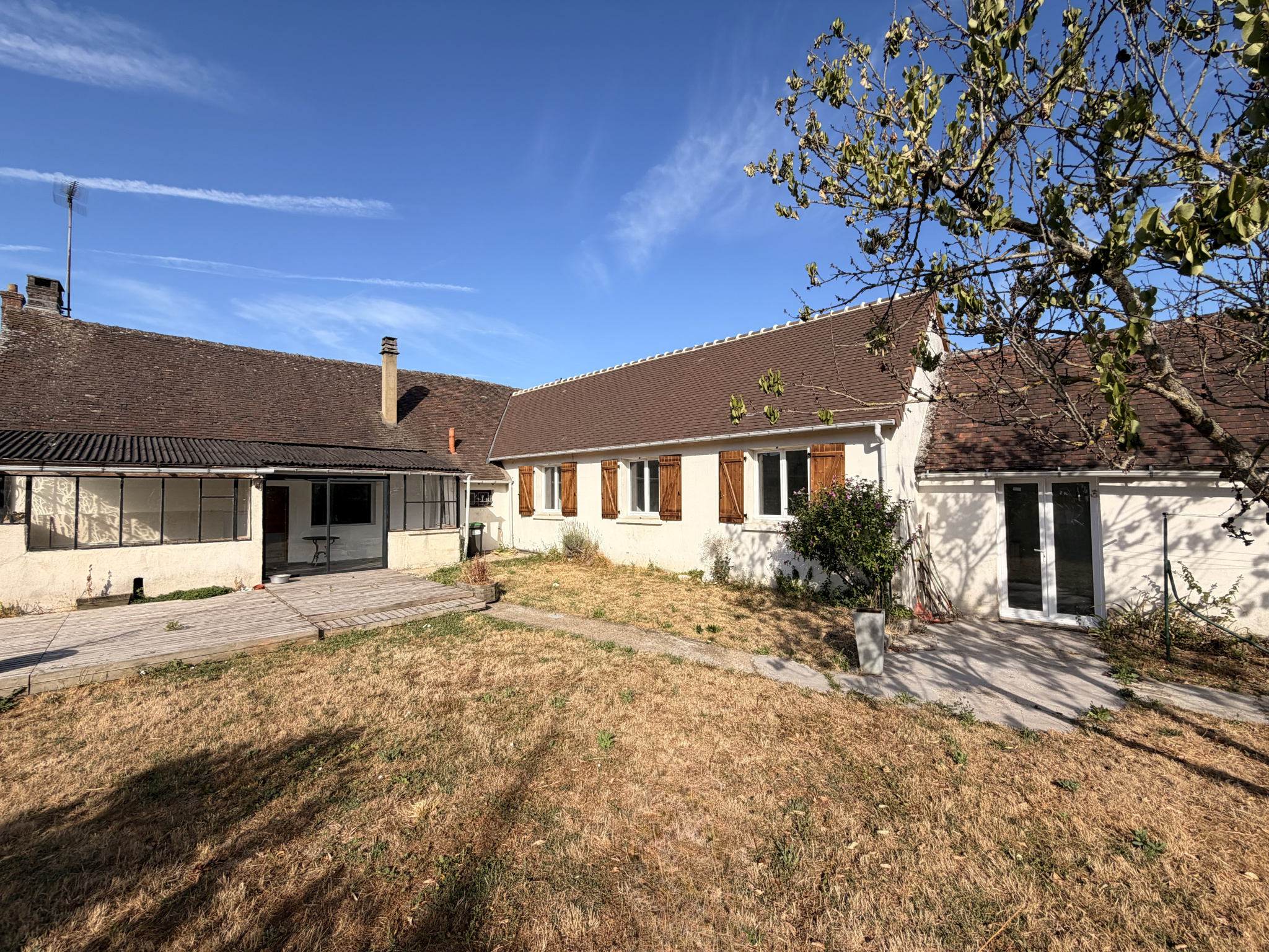 RAVISSANTE MAISON ANCIENNE SITUÉE EN COEUR DE VILLESAINT LUBIN DES JONCHERETS