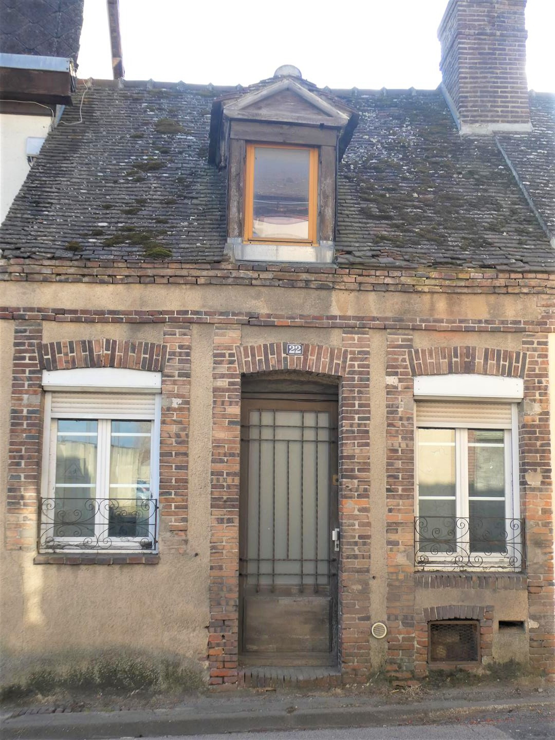 Une MAISON ANCIENNE SITUÉE EN CŒUR DE VILLE et décomposée de la manière suivante : Au RDCH : Cuisine ouverte sBREZOLLES, Plein centre-ville