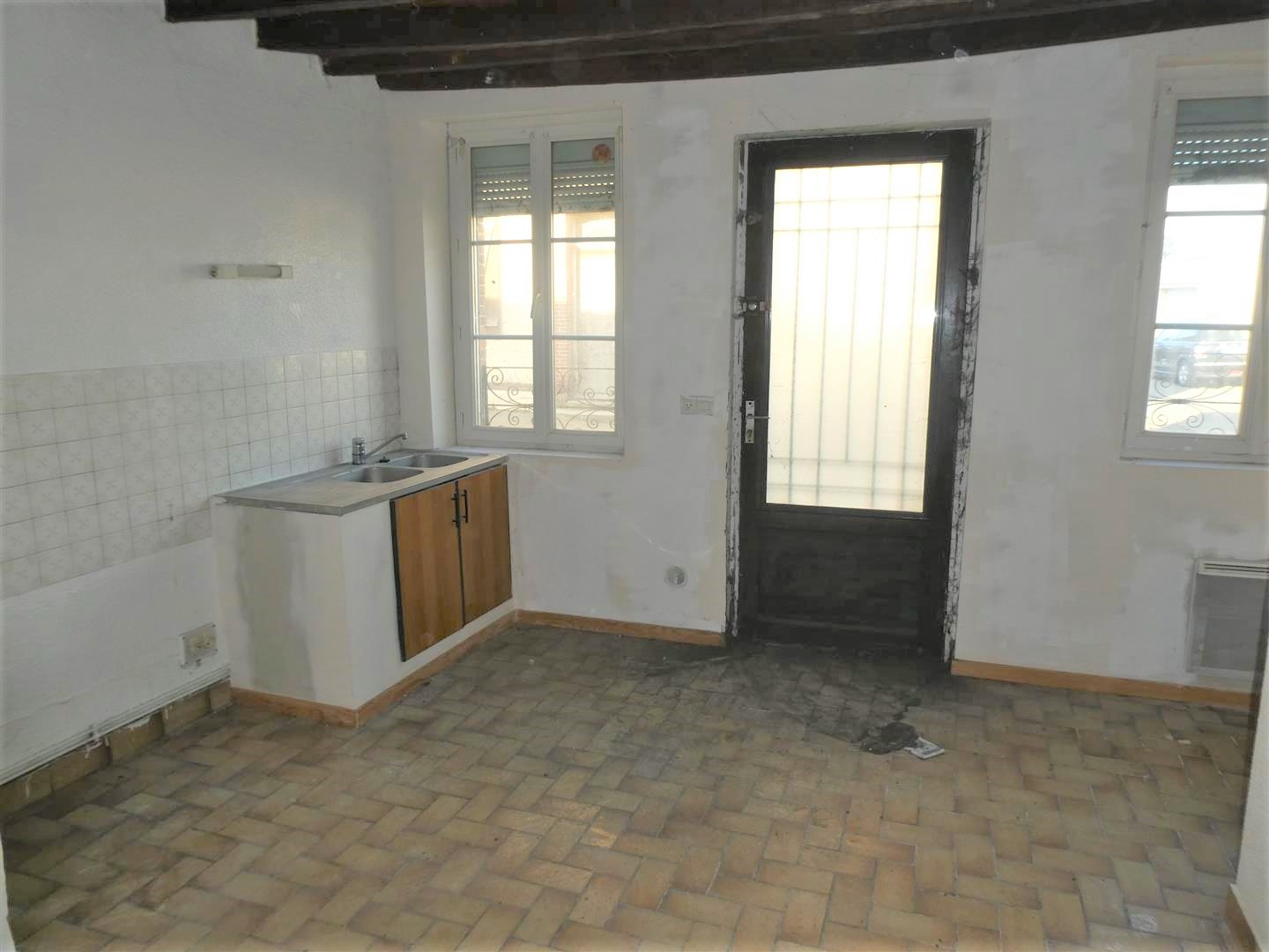 Une MAISON ANCIENNE SITUÉE EN CŒUR DE VILLE et décomposée de la manière suivante : Au RDCH : Cuisine ouverte sBREZOLLES, Plein centre-ville