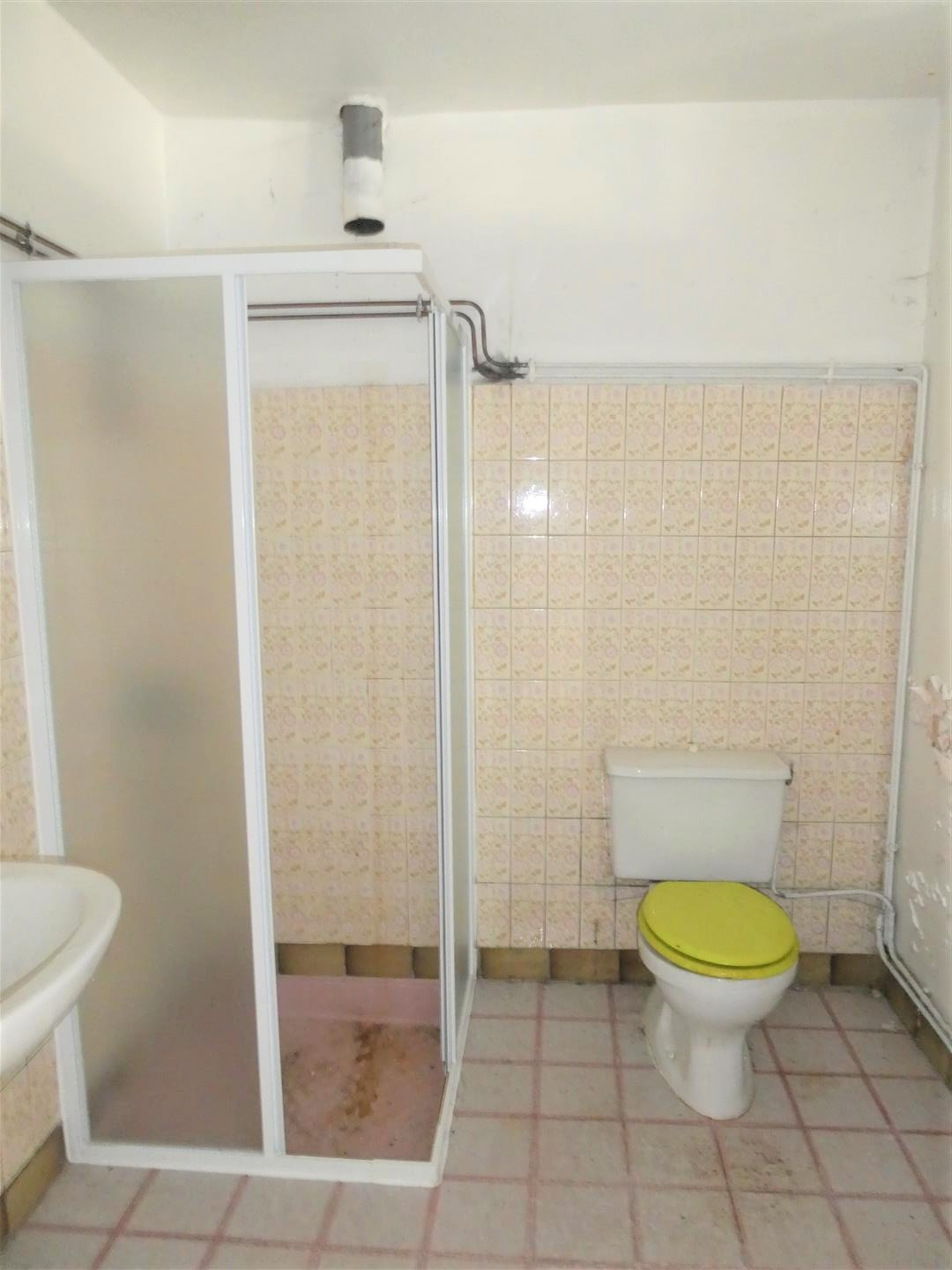 Une MAISON ANCIENNE SITUÉE EN CŒUR DE VILLE et décomposée de la manière suivante : Au RDCH : Cuisine ouverte sBREZOLLES, Plein centre-ville