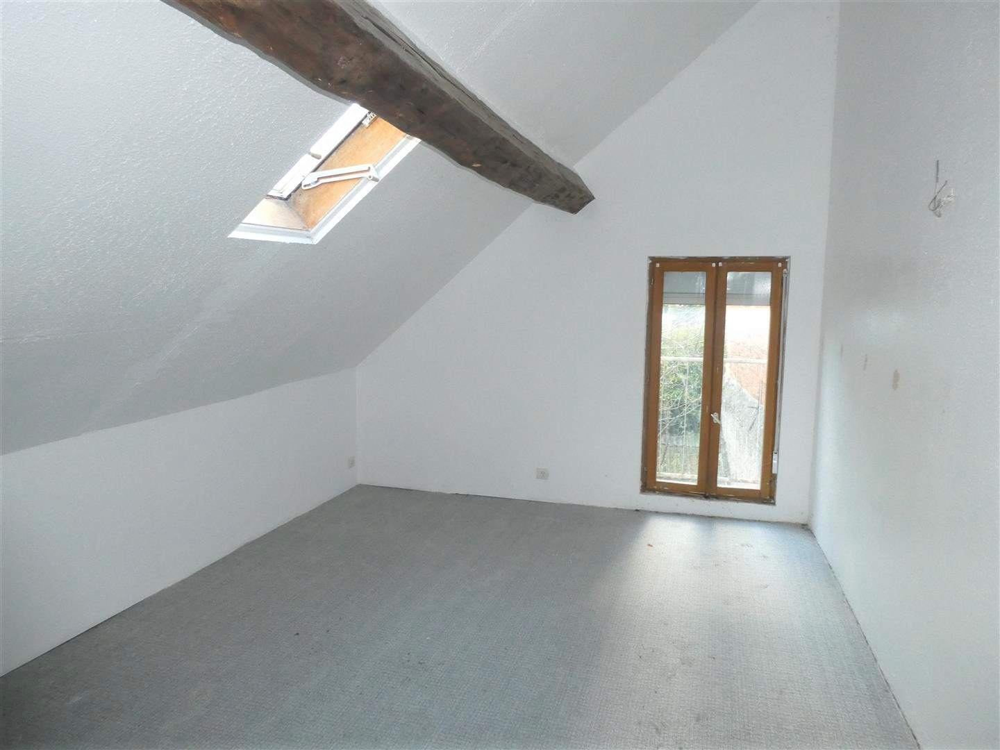 Une MAISON ANCIENNE SITUÉE EN CŒUR DE VILLE et décomposée de la manière suivante : Au RDCH : Cuisine ouverte sBREZOLLES, Plein centre-ville