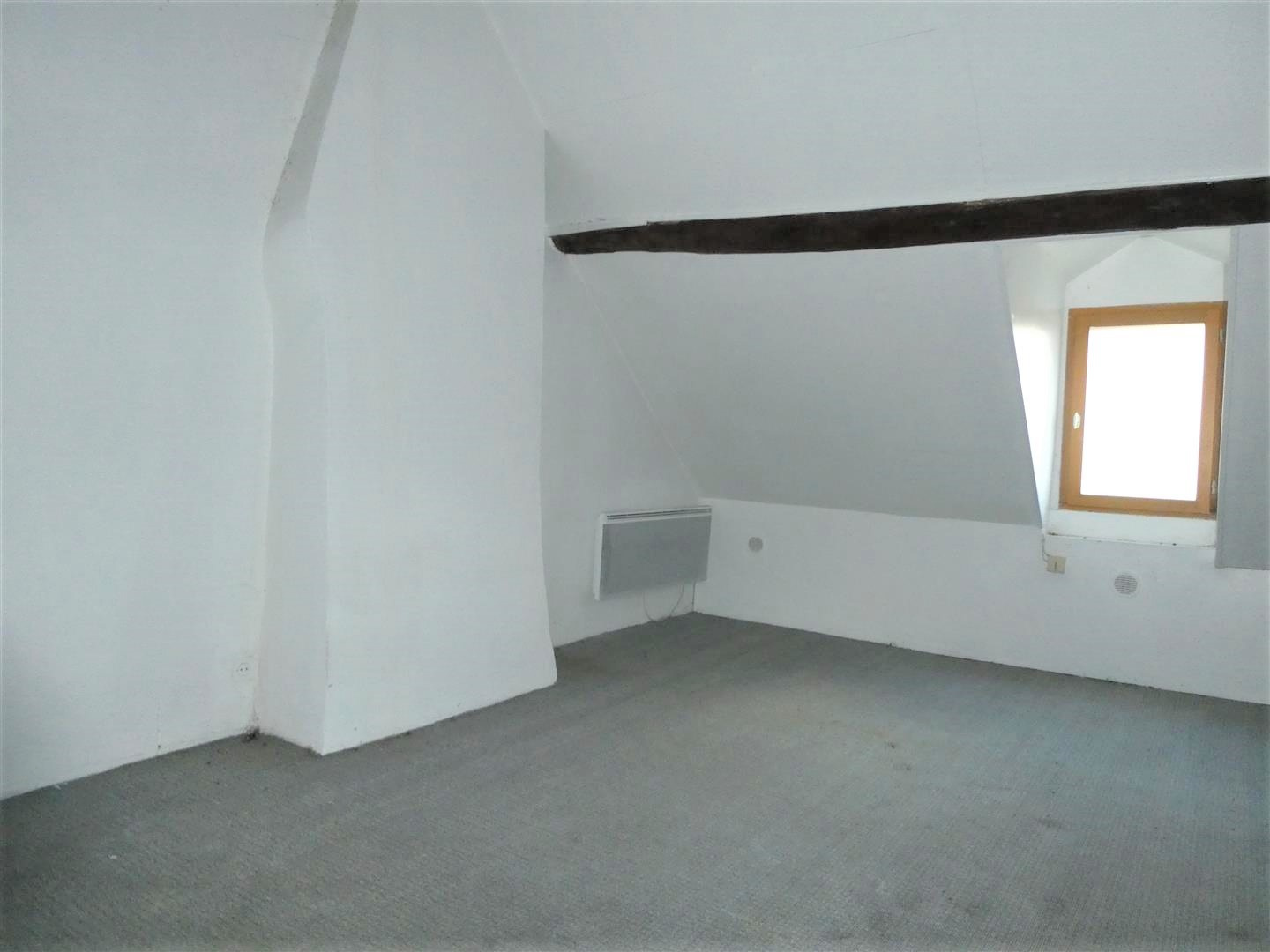 Une MAISON ANCIENNE SITUÉE EN CŒUR DE VILLE et décomposée de la manière suivante : Au RDCH : Cuisine ouverte sBREZOLLES, Plein centre-ville