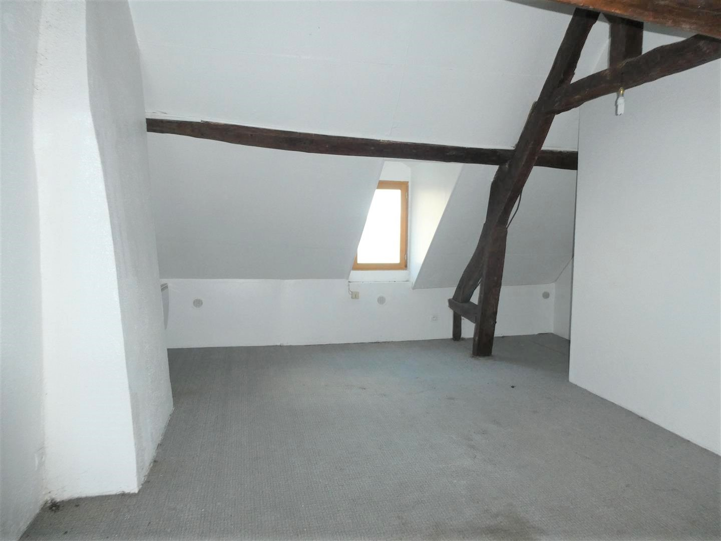 Une MAISON ANCIENNE SITUÉE EN CŒUR DE VILLE et décomposée de la manière suivante : Au RDCH : Cuisine ouverte sBREZOLLES, Plein centre-ville