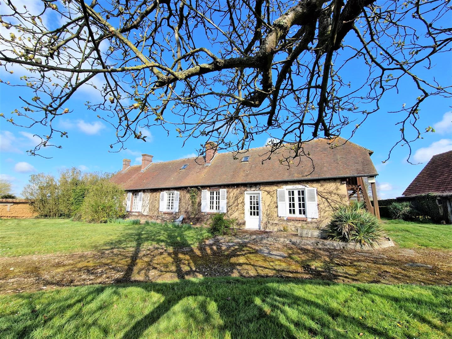 Un bien rare, idéal pour les amoureux de l’authentique et de l’espace, à découvrir sans tarder !MESNILS SUR ITON