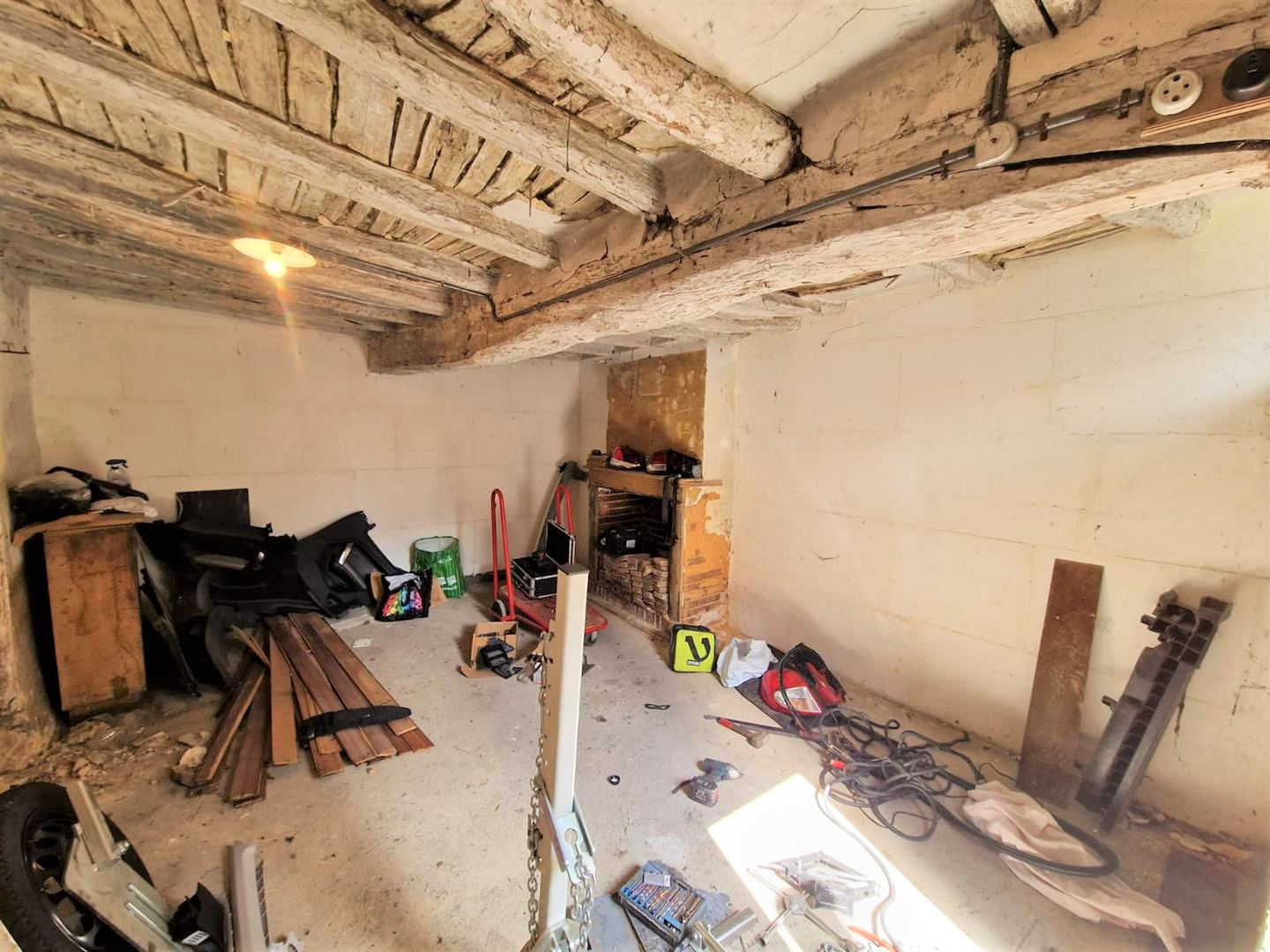 NE MANQUEZ PAS CETTE DÉPENDANCE À RENOVER ENTIEREMENT d'une superficie approximative de 42 m2 comprenant : AuSAINT- REMY-SUR-AVRE