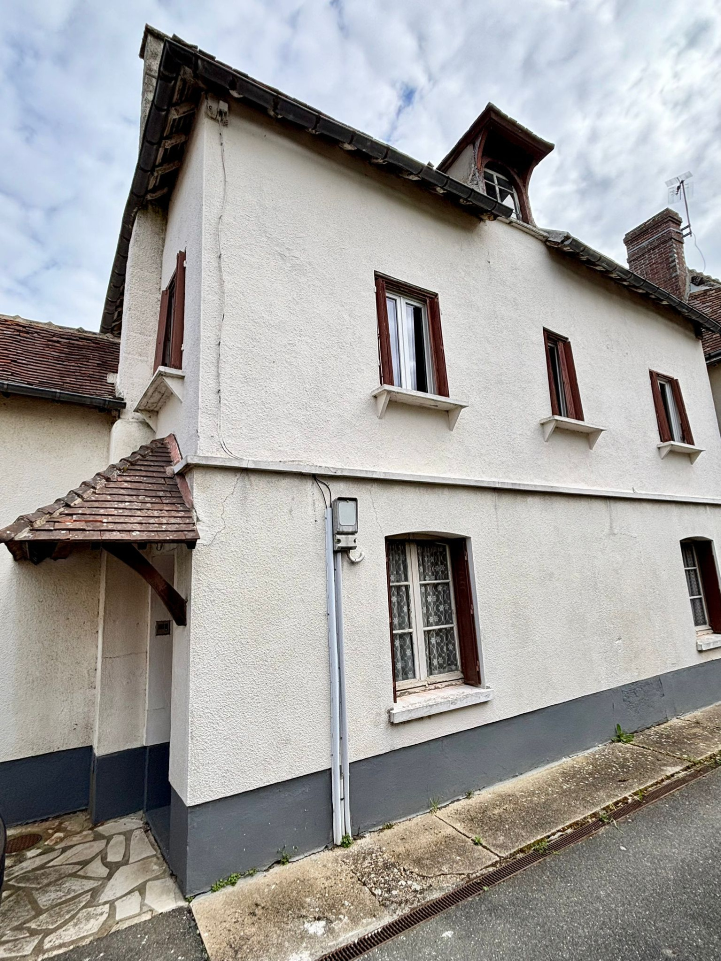 MAISON ANCIENNE À RÉNOVER EN PLEIN COEUR DE VILLENONANCOURT