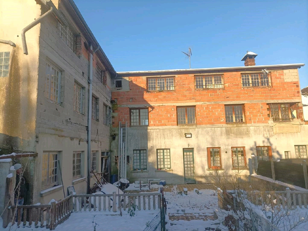 GRANDE BÂTISSE de 374 m2 environ AVEC TRAVAUX À PRÉVOIR & POUVANT ÊTRE DIVISÉE EN PLUSIEURS LOGEMENTS comprenaMONTIGNY SUR AVRE