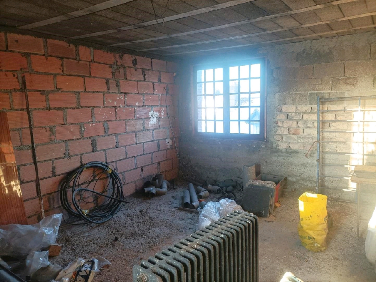 GRANDE BÂTISSE de 374 m2 environ AVEC TRAVAUX À PRÉVOIR & POUVANT ÊTRE DIVISÉE EN PLUSIEURS LOGEMENTS comprenaMONTIGNY SUR AVRE