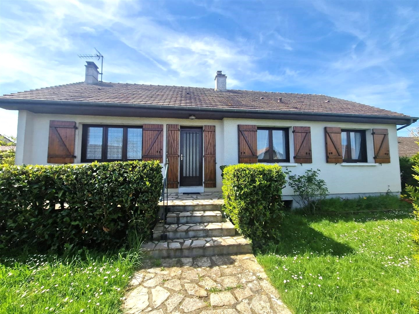 MAISON TRADITIONNELLE sur SOUS-SOL TOTAL décomposée de la manière suivante : Au RDCH : Entrée, espace de vie aLA-MADELEIN-DE-NONANCOURT