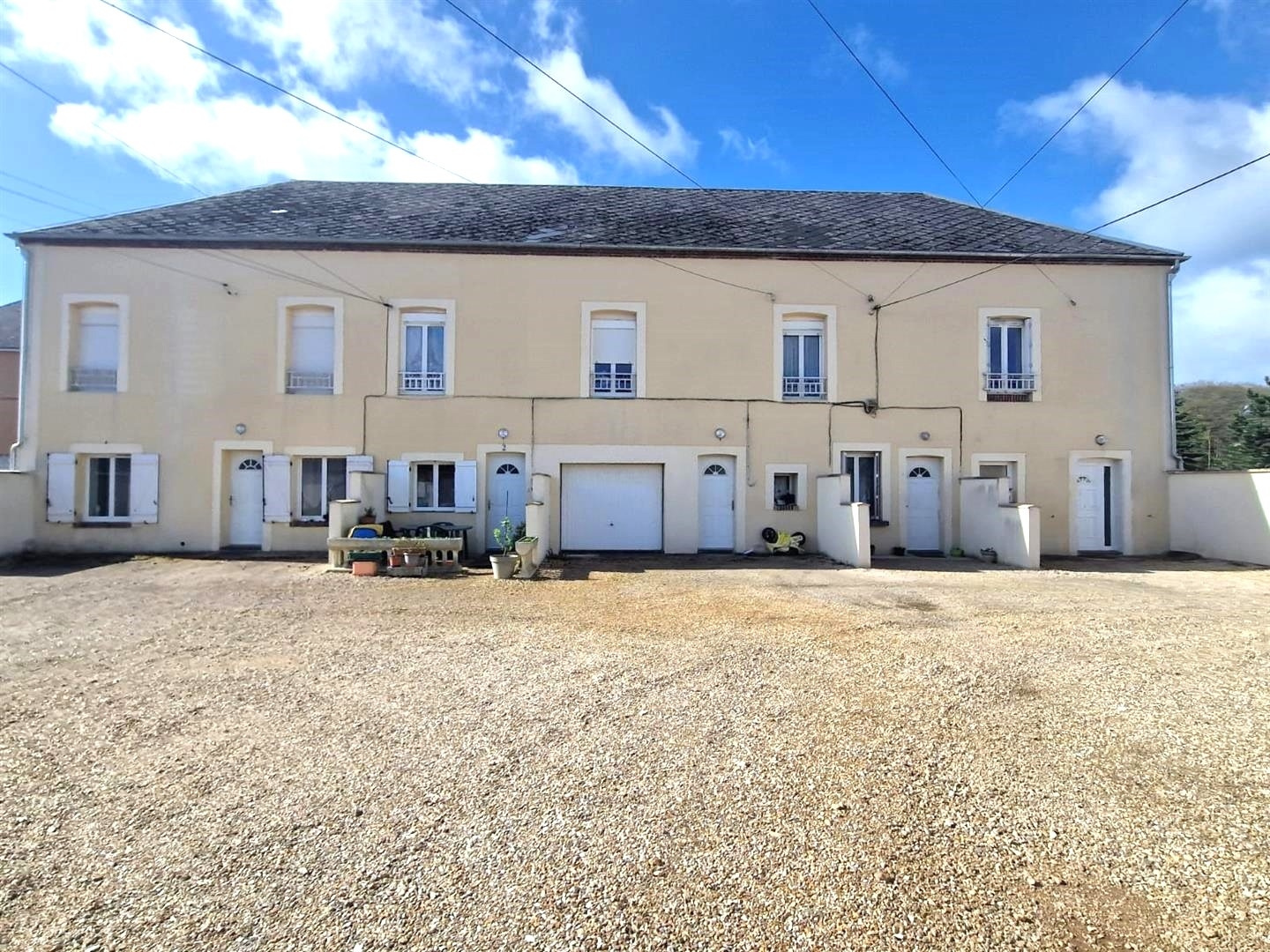 ENSEMBLE IMMOBILIER COMPOSÉ DE 5 LOGEMENTS : APPARTEMENT de type T5 de 125,07 m2 LOUÉ 755,50 € / mois HC : CuiSAINT LUBIN DES JONCHERETS