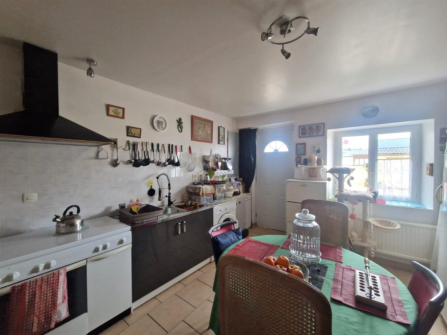 ENSEMBLE IMMOBILIER COMPOSÉ DE 5 LOGEMENTS : APPARTEMENT de type T5 de 125,07 m2 LOUÉ 755,50 € / mois HC : CuiSAINT LUBIN DES JONCHERETS