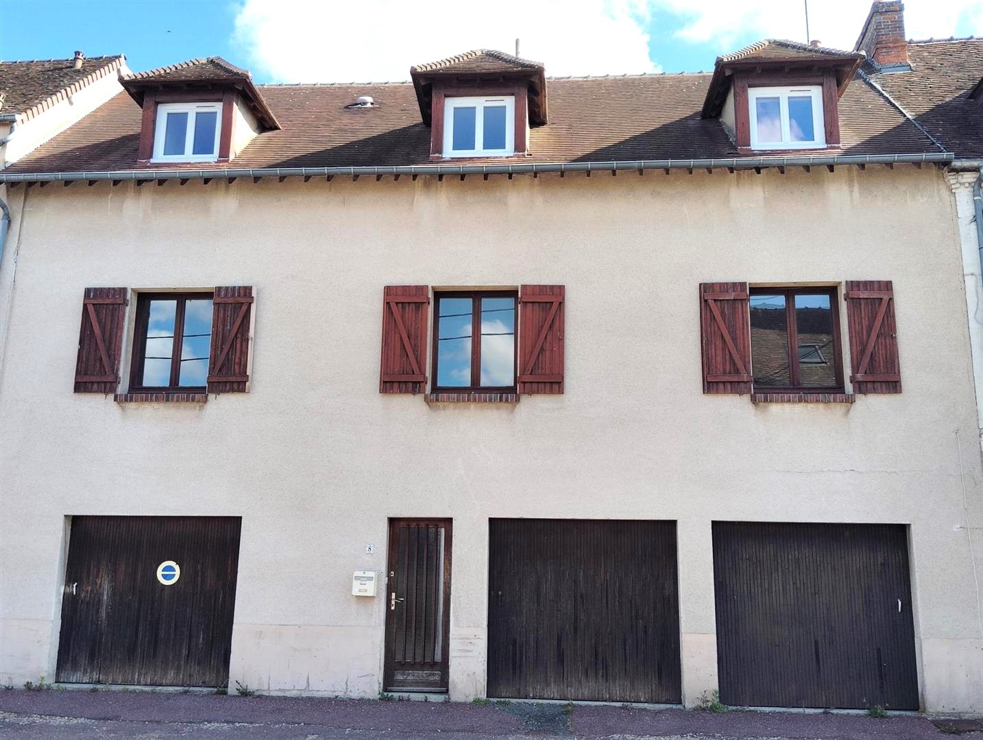 MAISON TRADITIONNELLE situé en plein coeur de NONANCOURT comprenant : Au RDCH : Entrée. Garage. Double garage.10\' NONANCOURT, 10\' NONANCOURT, 10\' NONANCOURT, 10\' NONANCOURT
