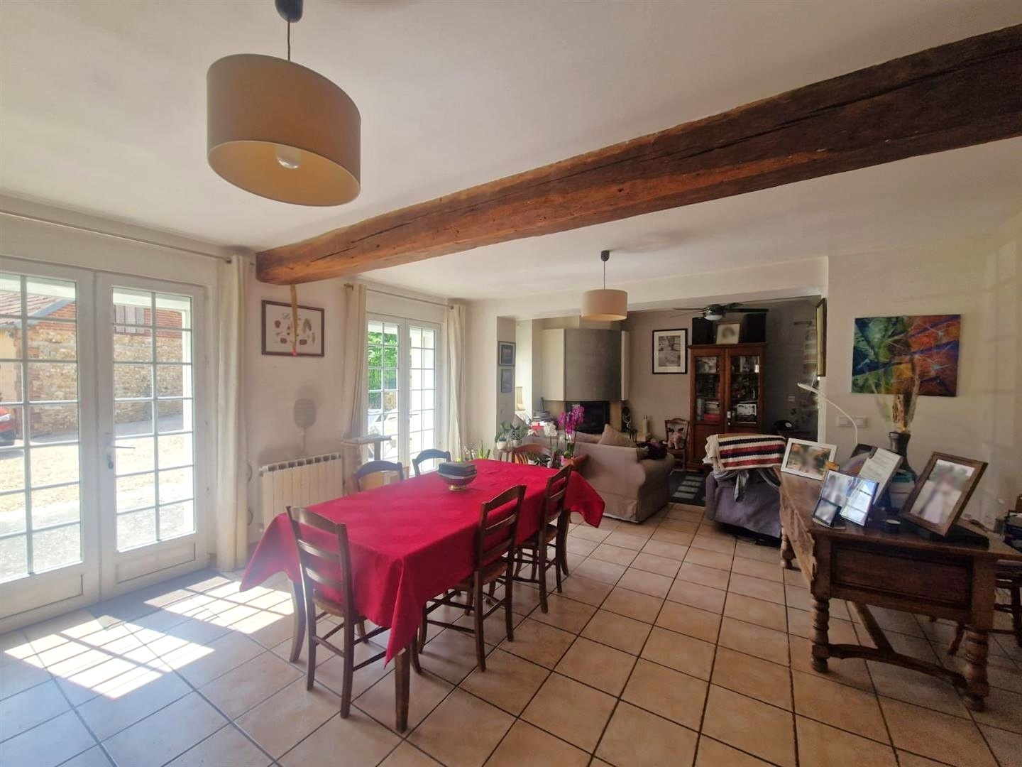 MAISON ANCIENNE RÉNOVÉE décomposée de la manière suivante : Au RDCH : Cuisine aménagée ouverte sur vaste espac