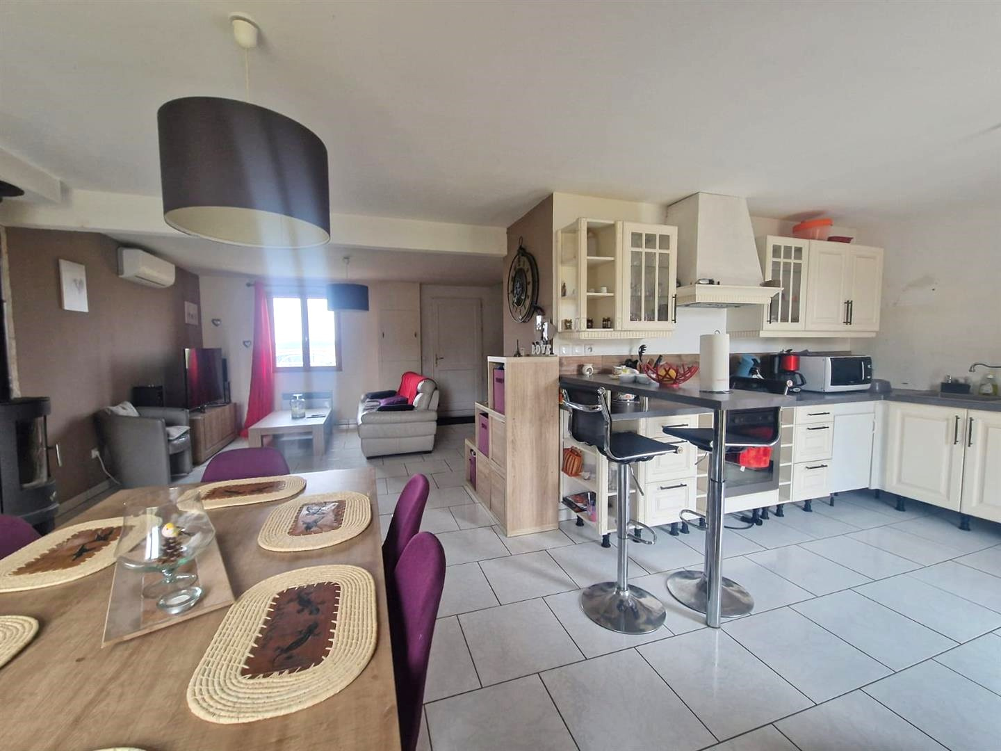 MAISON TRADITIONNELLE de 2014 décomposée de la manière suivante : AU RDCH : Cuisine aménagée ouverte sur vasteSecteur NONANCOURT