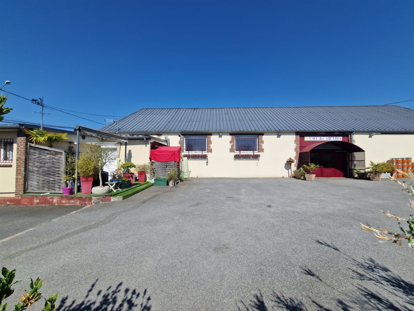 ENSEMBLE IMMOBILIER AVEC BÂTIMENT COMMERCIAL, LOGEMENT et OPTION FONDS DE COMMERCE CAVISTE : BÂTIMENT À USAGENONANCOURT