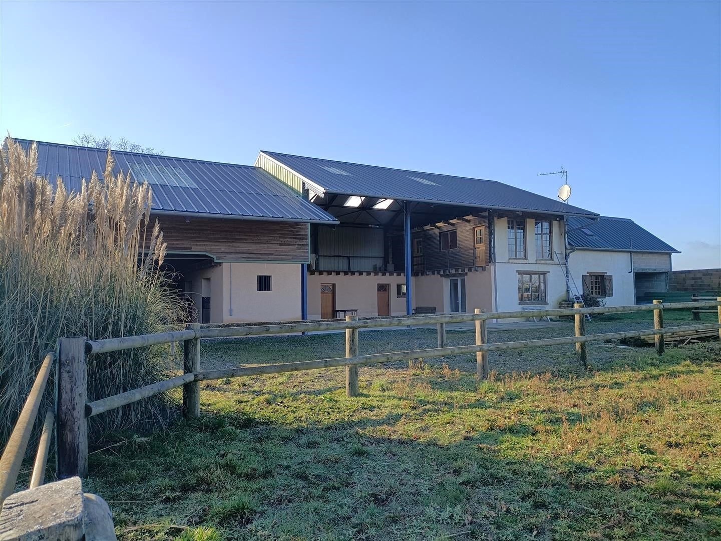 PROPRIÉTÉ ÉQUESTRE décomposée de la manière suivante : - MAISON D'HABITATION comprenant : Au RDCH : Entrée ouvLAONS