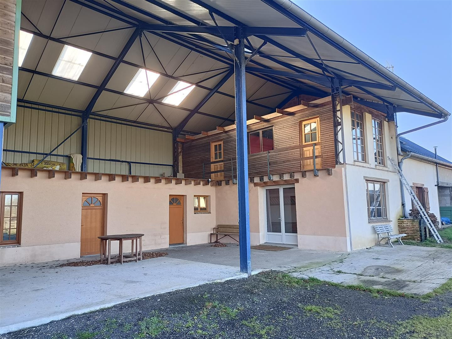 PROPRIÉTÉ ÉQUESTRE décomposée de la manière suivante : - MAISON D'HABITATION comprenant : Au RDCH : Entrée ouvLAONS