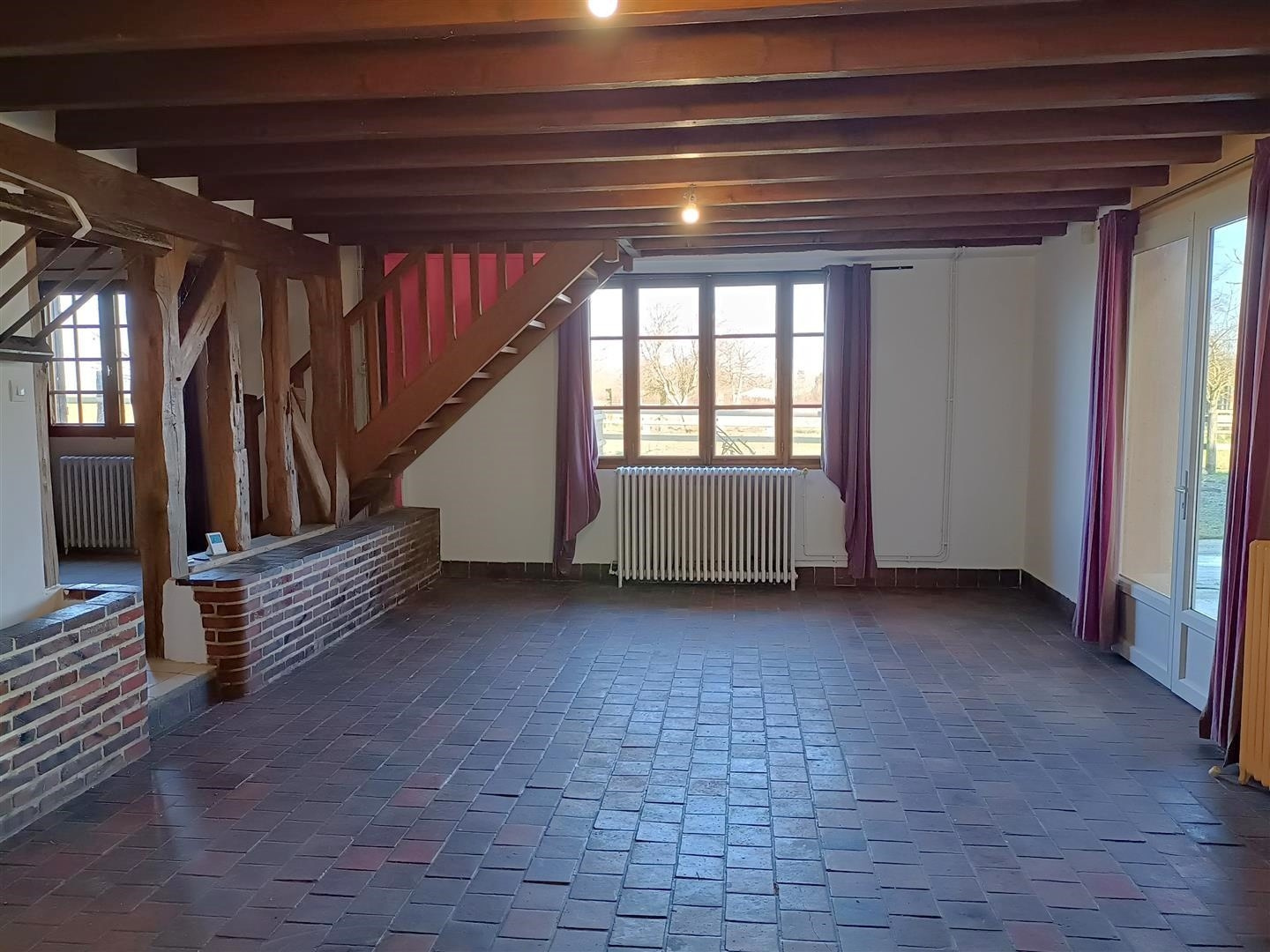 PROPRIÉTÉ ÉQUESTRE décomposée de la manière suivante : - MAISON D'HABITATION comprenant : Au RDCH : Entrée ouvLAONS