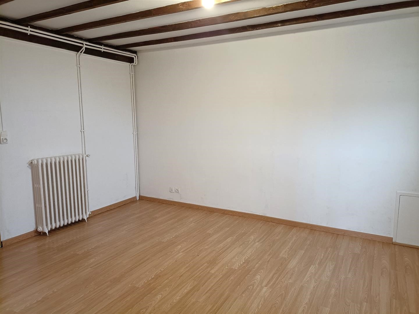 PROPRIÉTÉ ÉQUESTRE décomposée de la manière suivante : - MAISON D'HABITATION comprenant : Au RDCH : Entrée ouvLAONS