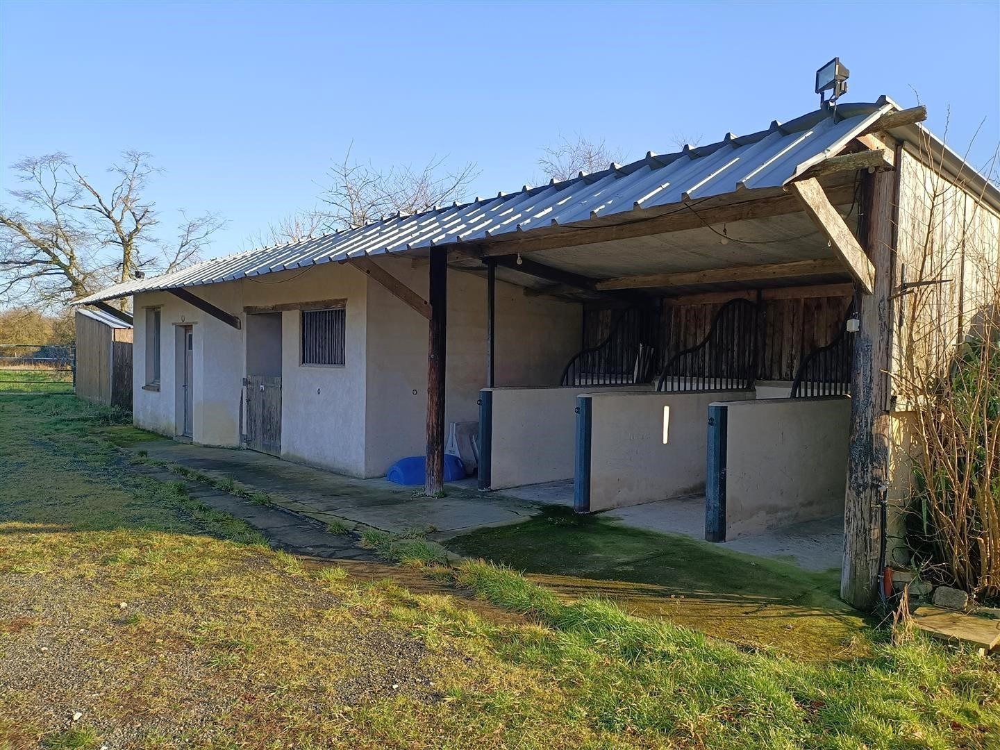 PROPRIÉTÉ ÉQUESTRE décomposée de la manière suivante : - MAISON D'HABITATION comprenant : Au RDCH : Entrée ouvLAONS