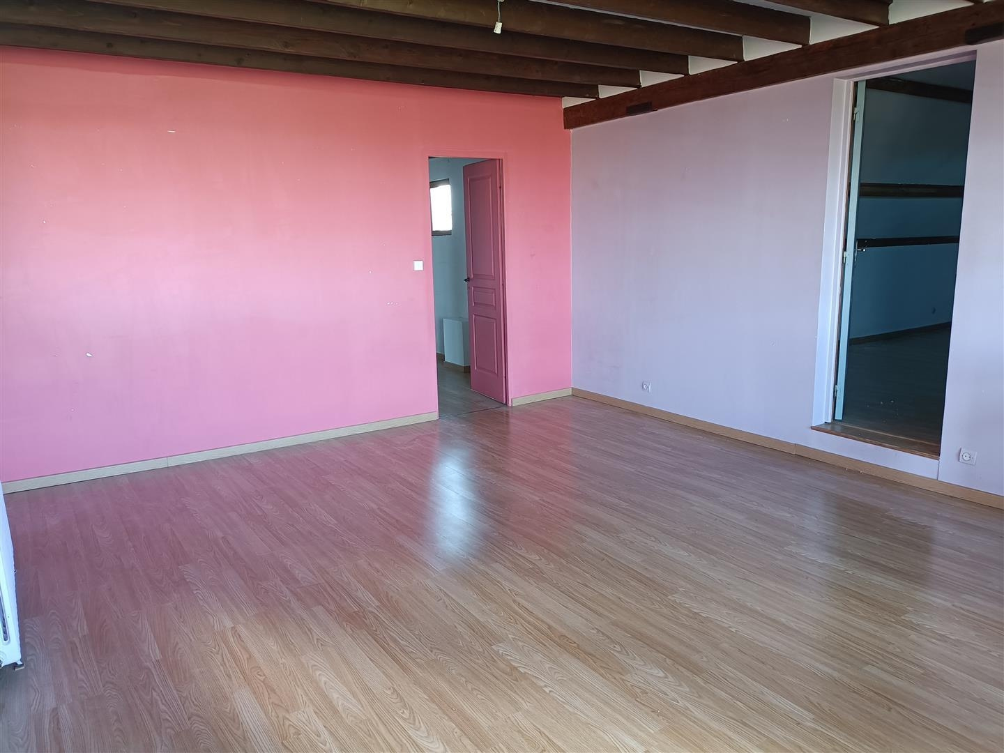 PROPRIÉTÉ ÉQUESTRE décomposée de la manière suivante : - MAISON D'HABITATION comprenant : Au RDCH : Entrée ouvLAONS