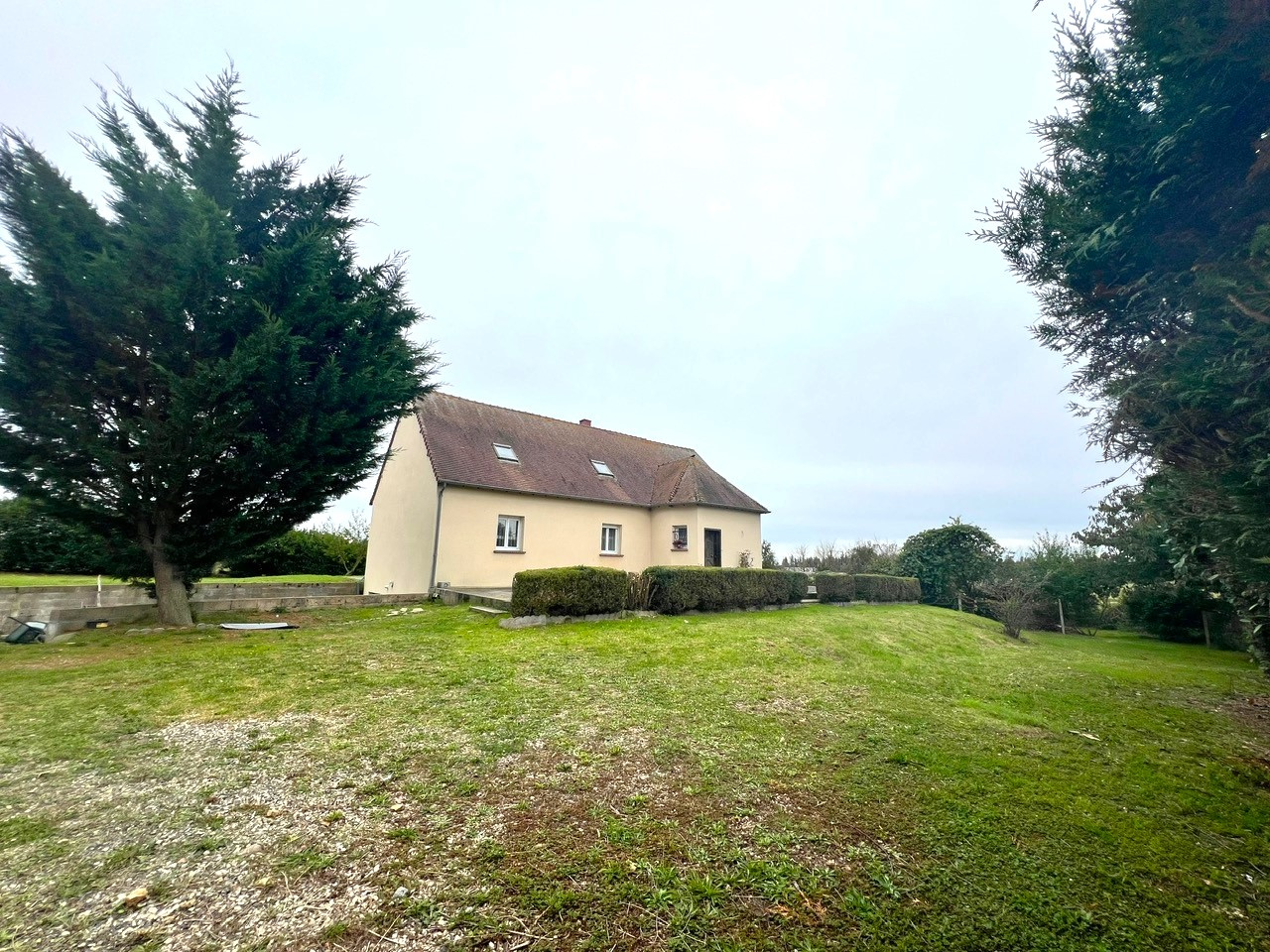 BELLE CONSTRUCTION TRADITIONNELLE décomposée de la manière suivante : Au RDCH : Entrée, cuisine équipée, vasteVERNEUIL D\'AVRE ET D\'ITON, VERNEUIL D\'AVRE ET D\'ITON, VERNEUIL D\'AVRE ET D\'ITON, VERNEUIL D\'AVRE ET D\'ITON