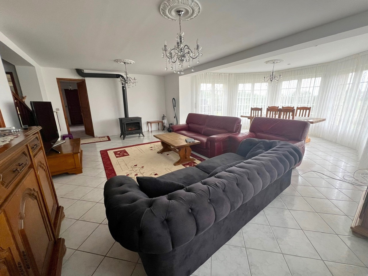 BELLE CONSTRUCTION TRADITIONNELLE décomposée de la manière suivante : Au RDCH : Entrée, cuisine équipée, vasteVERNEUIL D\'AVRE ET D\'ITON, VERNEUIL D\'AVRE ET D\'ITON, VERNEUIL D\'AVRE ET D\'ITON, VERNEUIL D\'AVRE ET D\'ITON