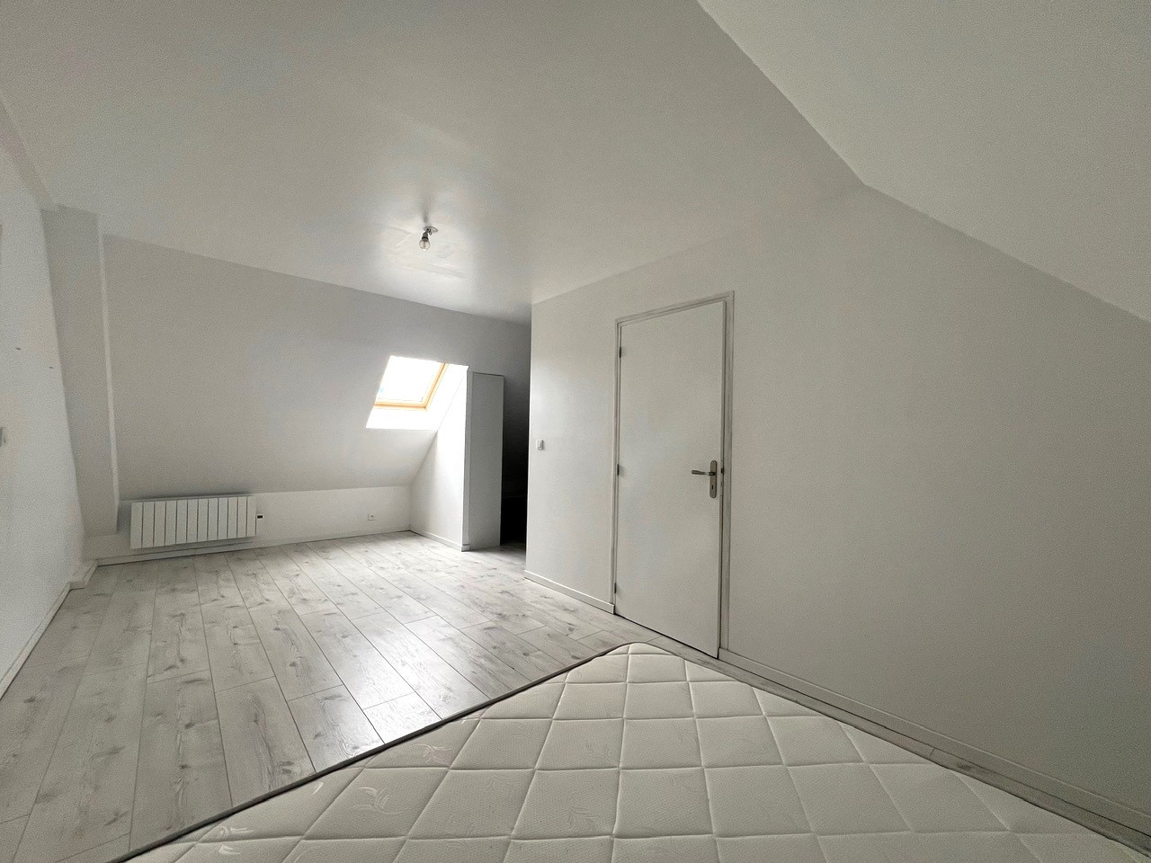 BELLE CONSTRUCTION TRADITIONNELLE décomposée de la manière suivante : Au RDCH : Entrée, cuisine équipée, vasteVERNEUIL D\'AVRE ET D\'ITON, VERNEUIL D\'AVRE ET D\'ITON, VERNEUIL D\'AVRE ET D\'ITON, VERNEUIL D\'AVRE ET D\'ITON