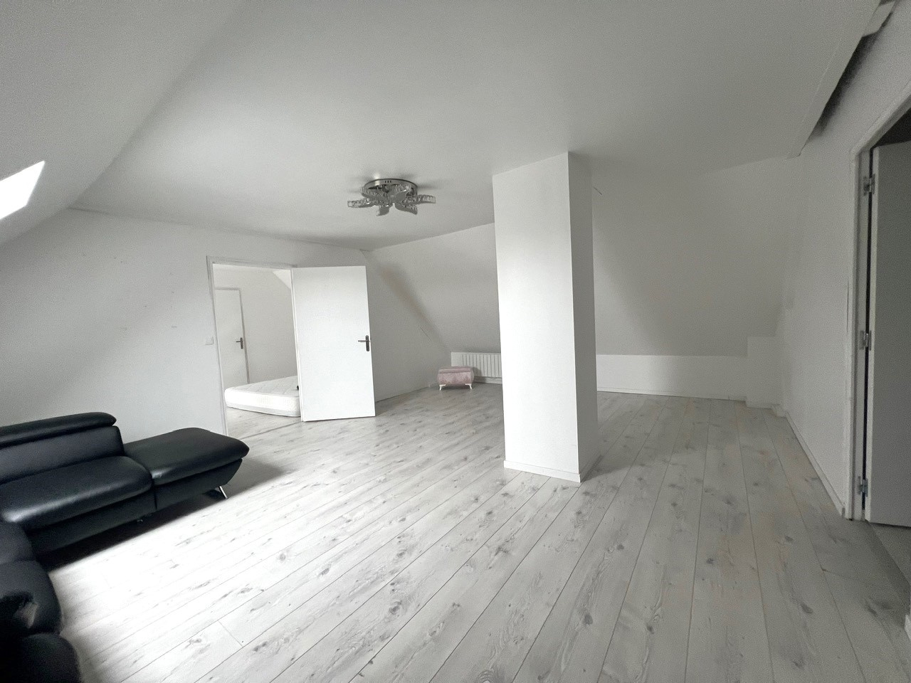 BELLE CONSTRUCTION TRADITIONNELLE décomposée de la manière suivante : Au RDCH : Entrée, cuisine équipée, vasteVERNEUIL D\'AVRE ET D\'ITON, VERNEUIL D\'AVRE ET D\'ITON, VERNEUIL D\'AVRE ET D\'ITON, VERNEUIL D\'AVRE ET D\'ITON