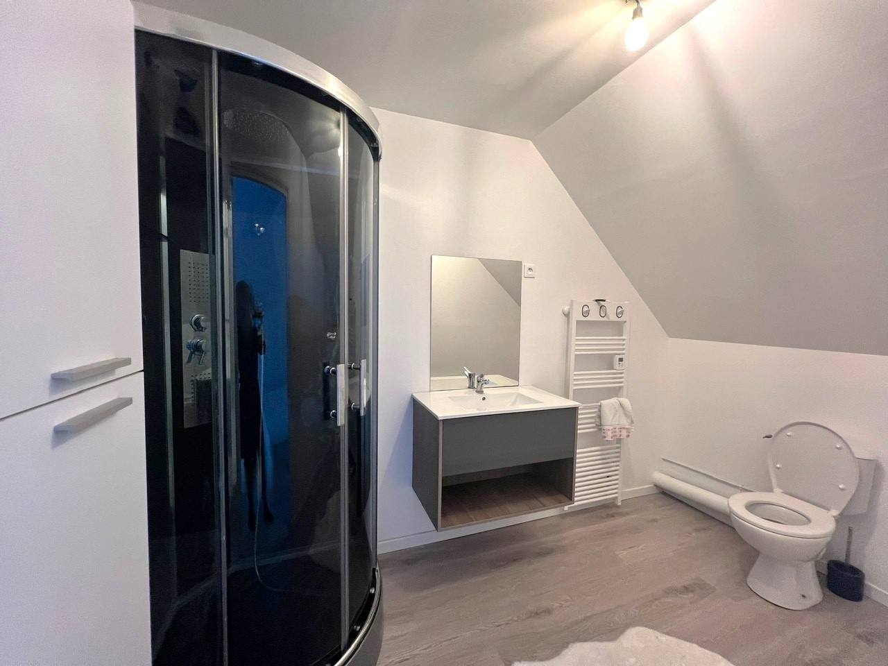 BELLE CONSTRUCTION TRADITIONNELLE décomposée de la manière suivante : Au RDCH : Entrée, cuisine équipée, vasteVERNEUIL D\'AVRE ET D\'ITON, VERNEUIL D\'AVRE ET D\'ITON, VERNEUIL D\'AVRE ET D\'ITON, VERNEUIL D\'AVRE ET D\'ITON