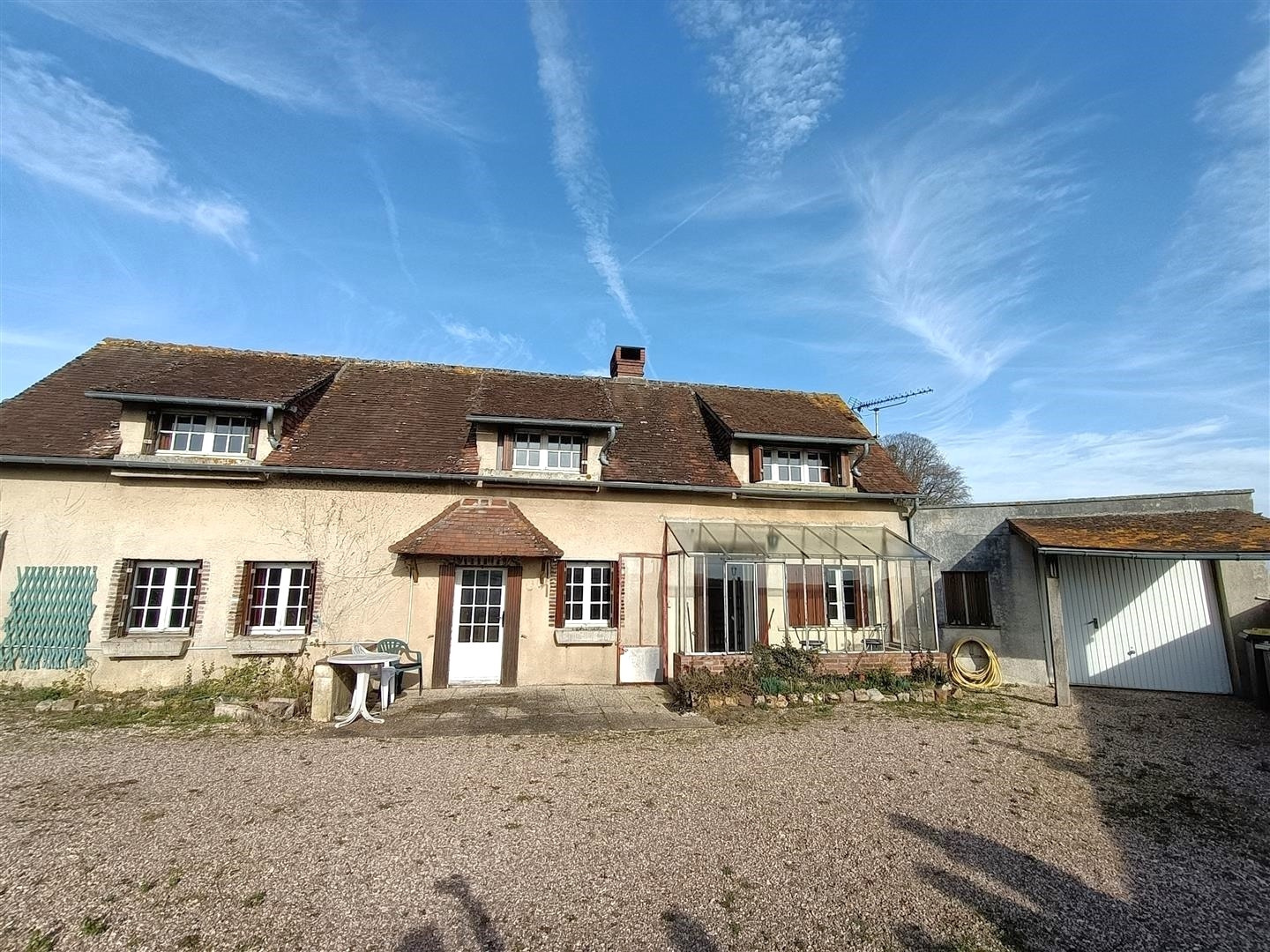 RAVISSANTE MAISON ANCIENNE AVEC TRAVAUX À PRÉVOIR décomposée de la manière suivante : Au RDCH : Cuisine aménagMAILLEBOIS