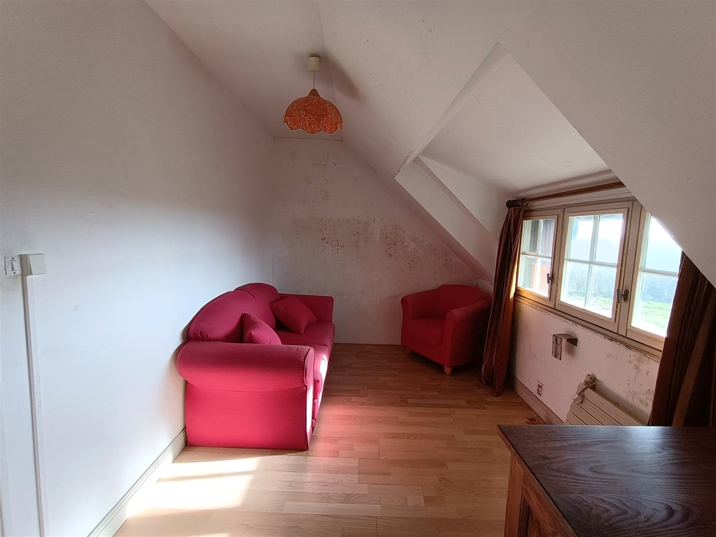 RAVISSANTE MAISON ANCIENNE AVEC TRAVAUX À PRÉVOIR décomposée de la manière suivante : Au RDCH : Cuisine aménagMAILLEBOIS