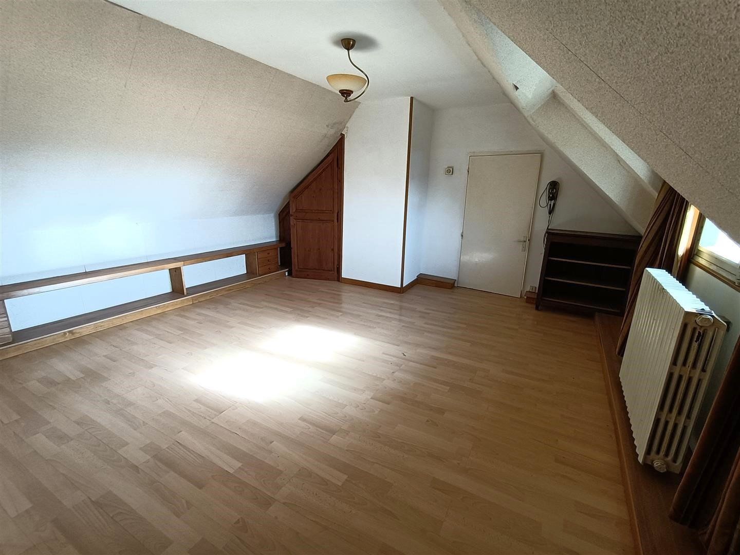 RAVISSANTE MAISON ANCIENNE AVEC TRAVAUX À PRÉVOIR décomposée de la manière suivante : Au RDCH : Cuisine aménagMAILLEBOIS