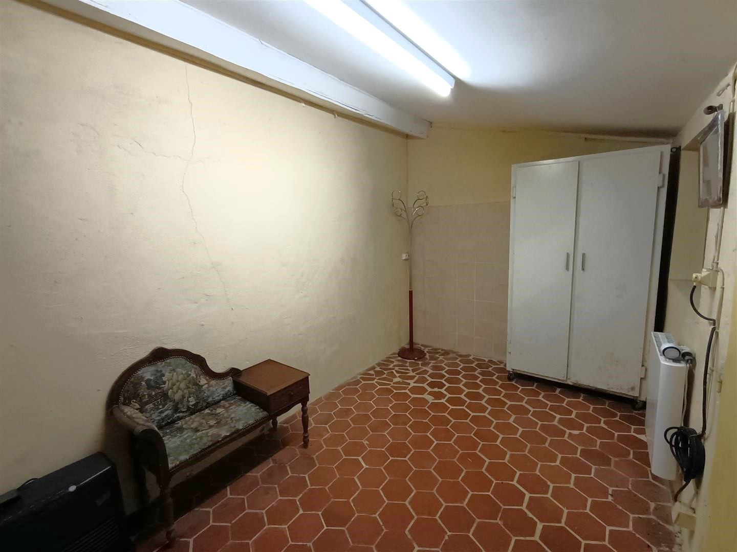 RAVISSANTE MAISON ANCIENNE AVEC TRAVAUX À PRÉVOIR décomposée de la manière suivante : Au RDCH : Cuisine aménagMAILLEBOIS