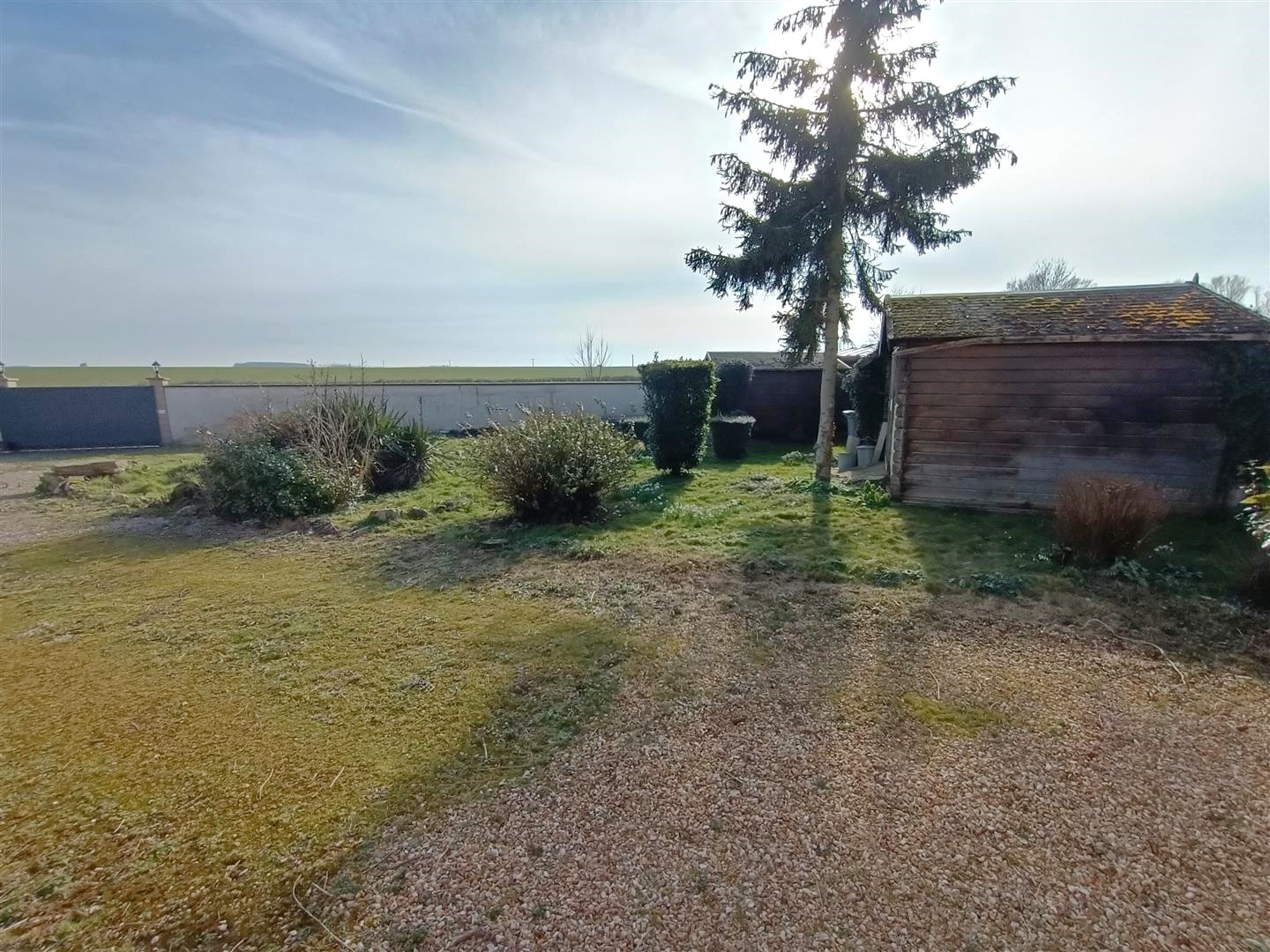 RAVISSANTE MAISON ANCIENNE AVEC TRAVAUX À PRÉVOIR décomposée de la manière suivante : Au RDCH : Cuisine aménagMAILLEBOIS